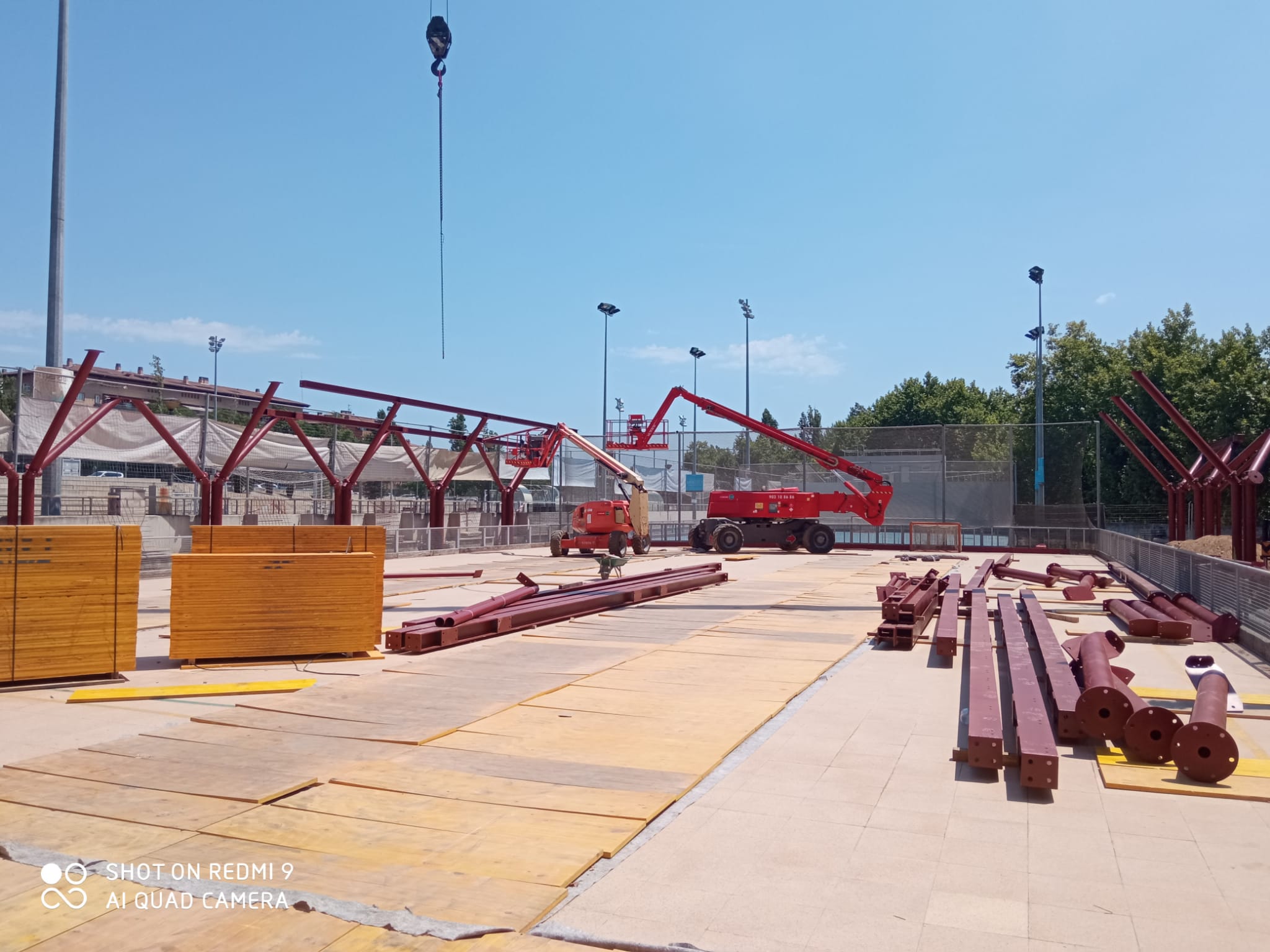Les obres per col·locar la coberta de la pista de la ZEM Jaume Tubau. FOTO: Localpres