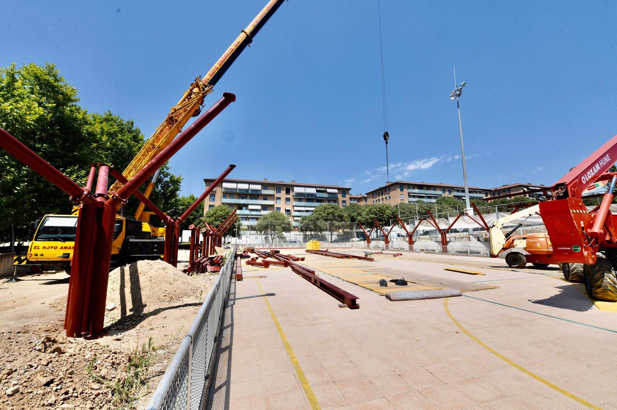Obres per col·locar la coberta a la pista de la ZEM Jaume Tubau. FOTO: Localpres