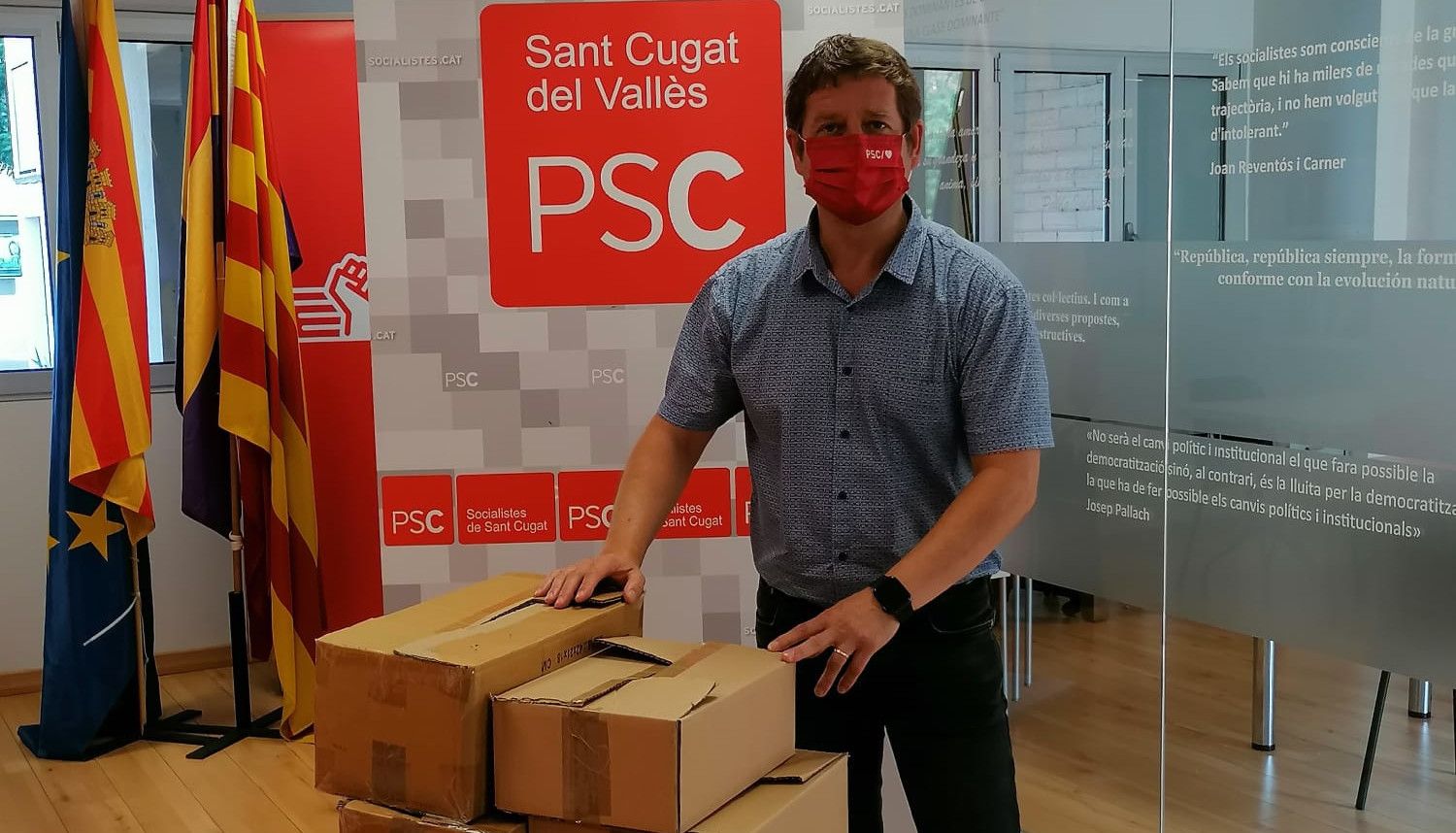El primer secretari del PSC de Sant Cugat, Pere Soler, amb el llegat de Maria Dolors Renau a la seu del partit. FOTO: PSC