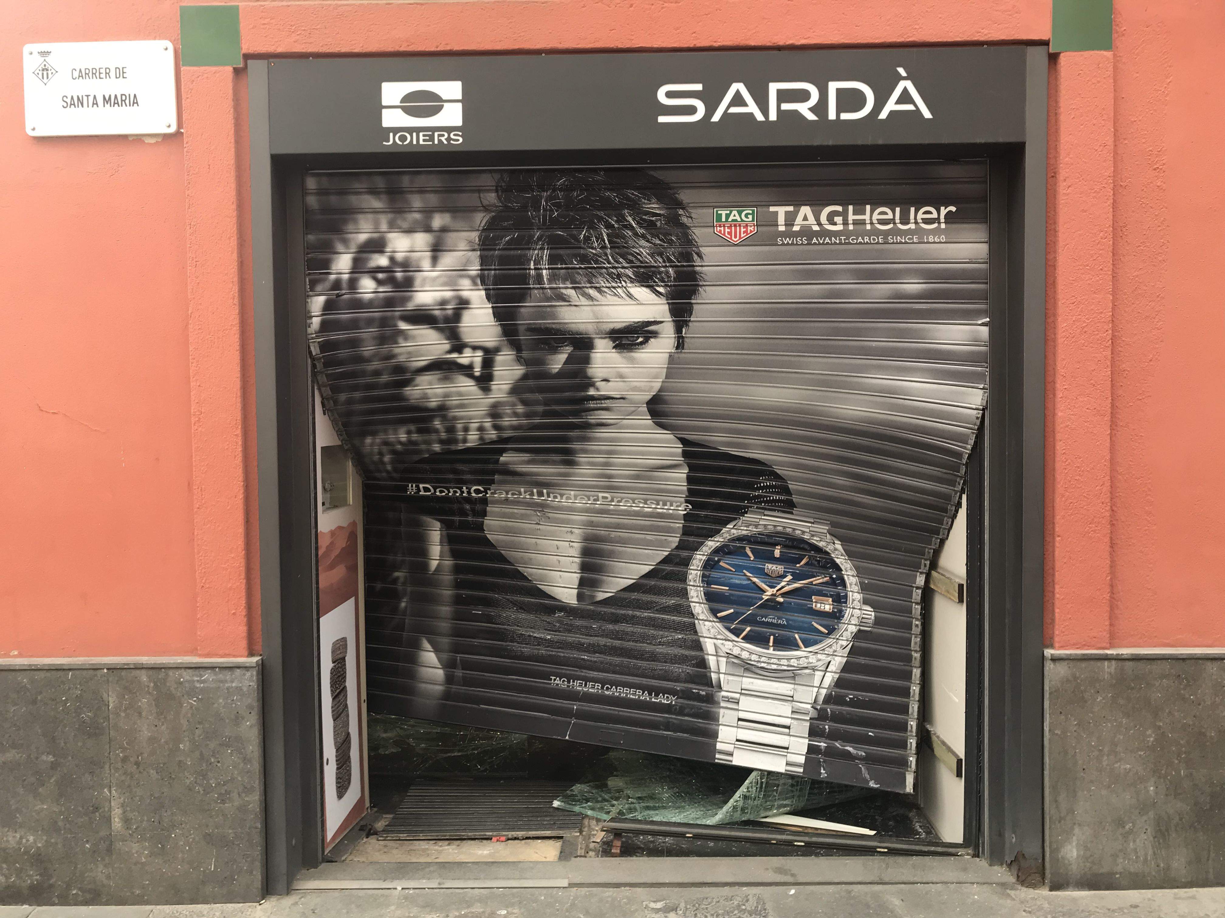 Així ha quedat l’entrada de la joieria Sardà. FOTO: TOT Sant Cugat