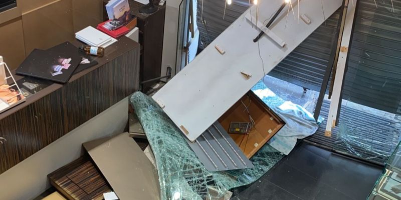 Així ha quedat l'interior de la joieria Sardà. FOTO: Cedida