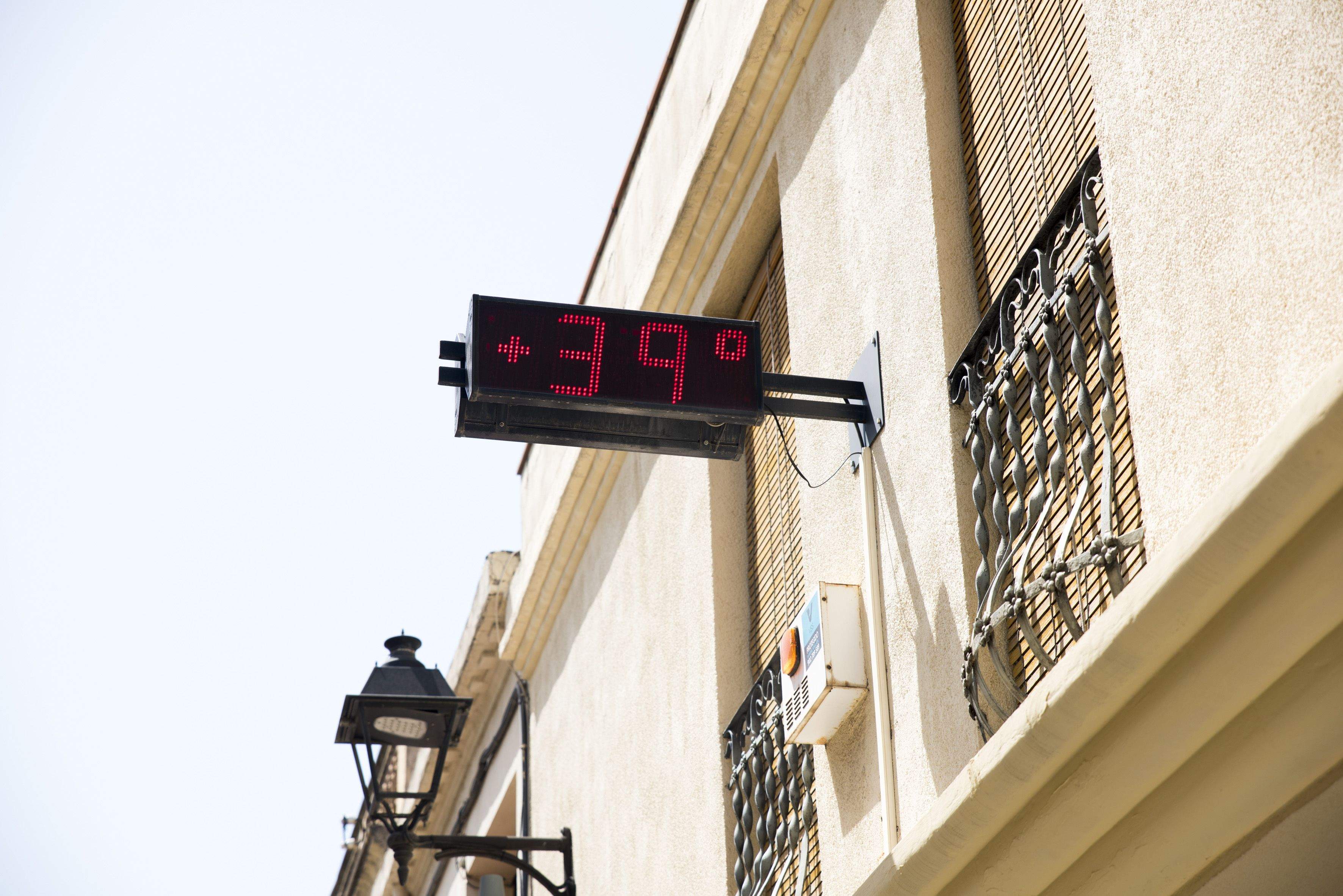 Els termòmetres marcant els 39ºC. FOTO: Bernat Millet (TOT Sant Cugat)
