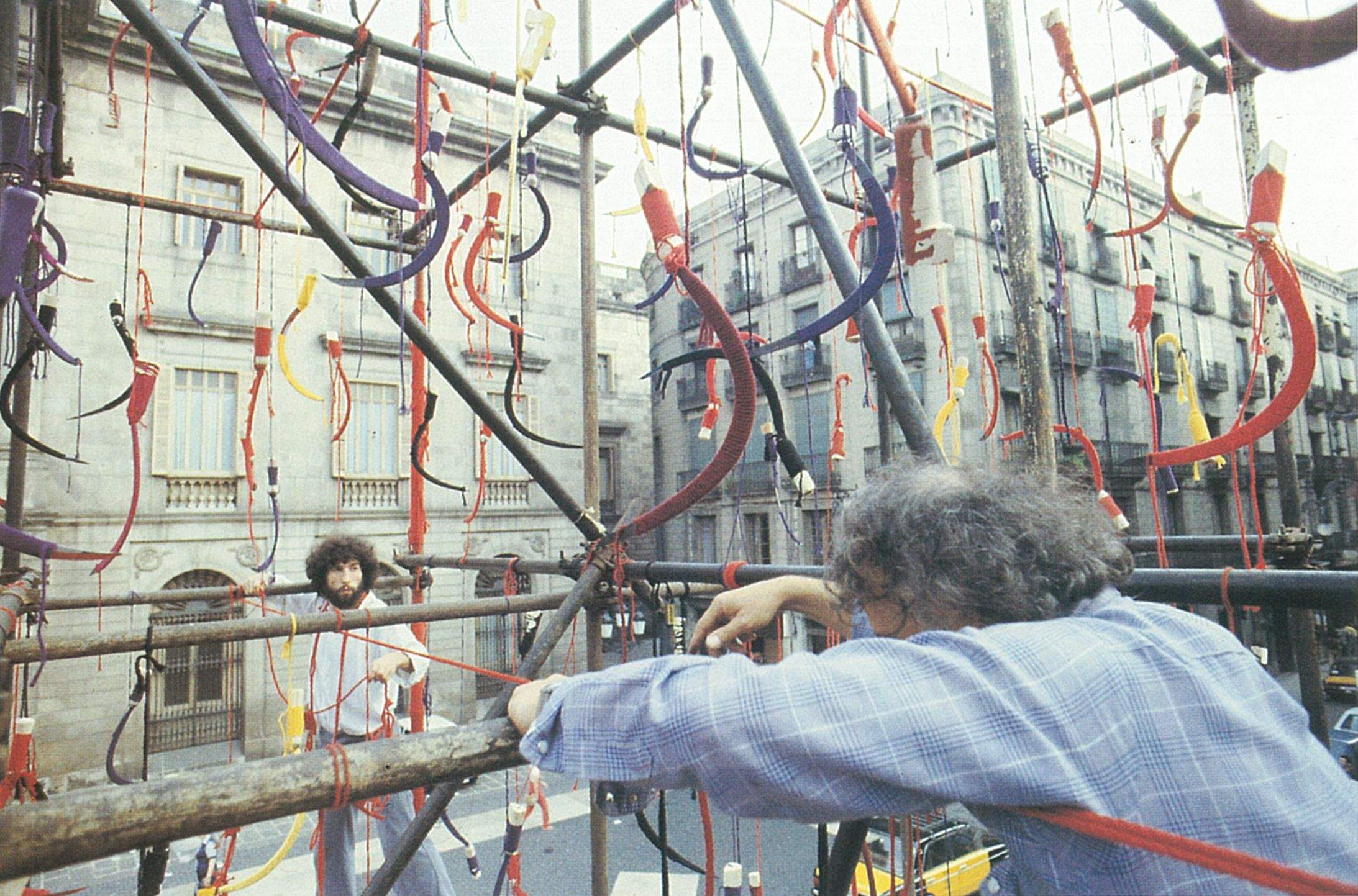 Grau-Garriga a l'environament dels "Segadors" a la plaça de Sant Jaume. Barcelona, 1979. Foto: cedida
