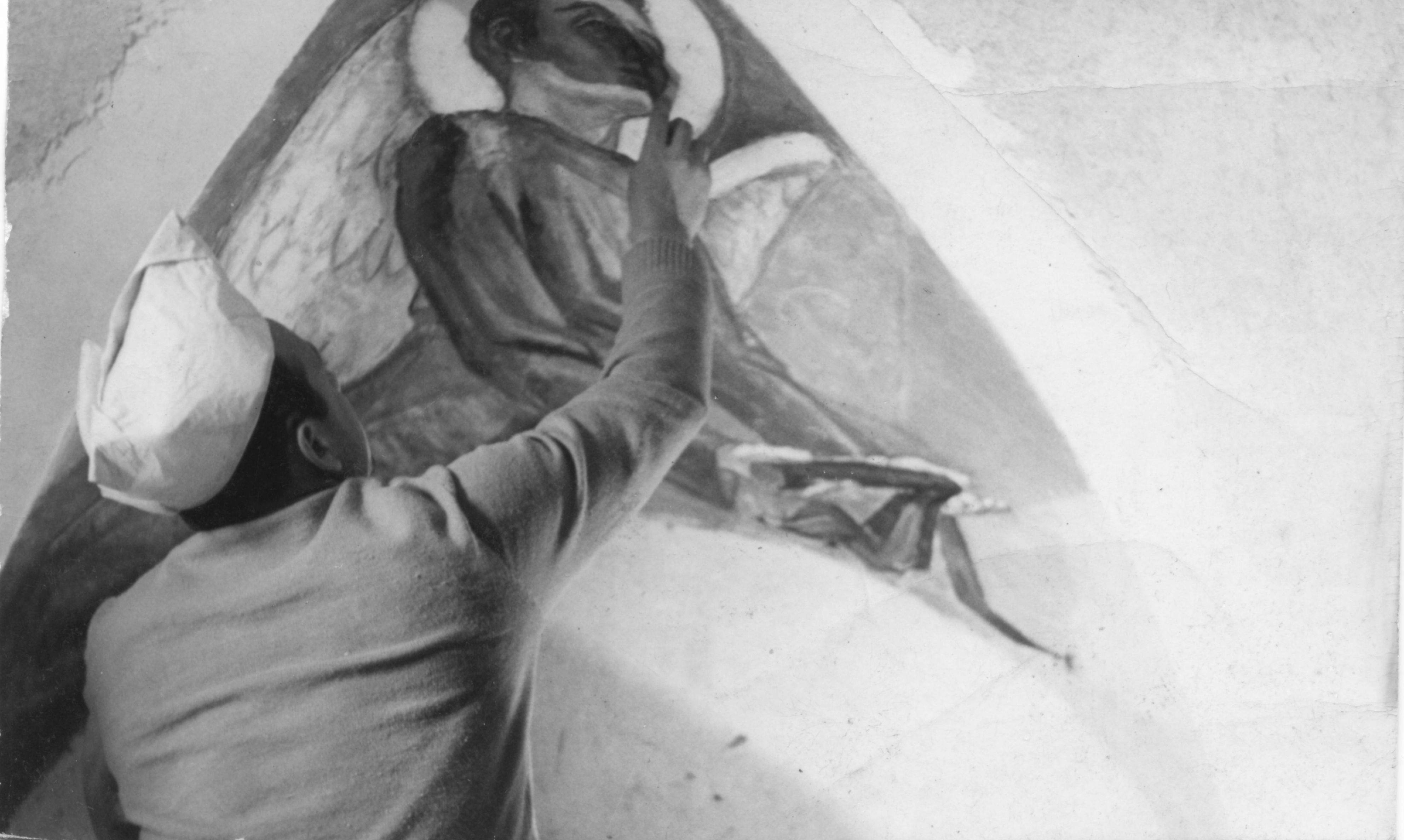 Grau-Garriga pintant l'ermita de Sant Crist de Llaçeres 1957