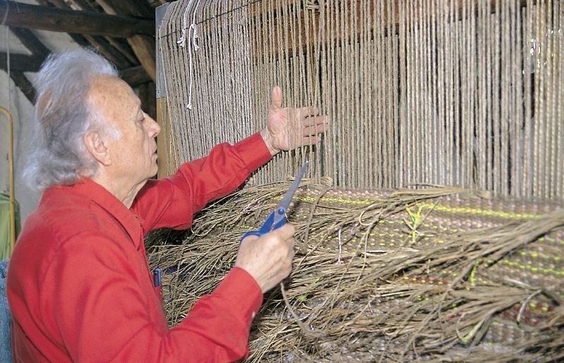 Grau-Garriga teixint al seu taller de França