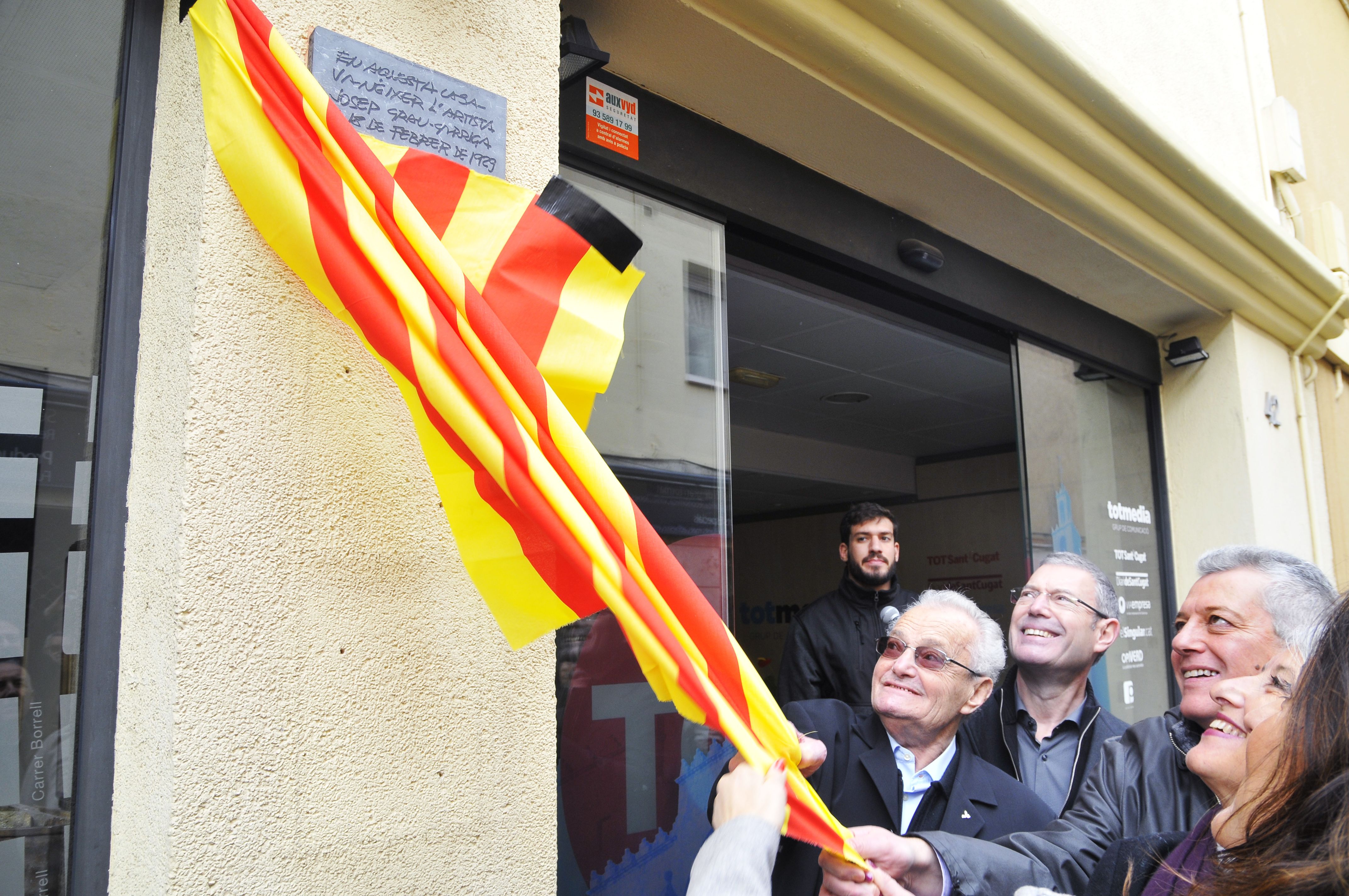 El germà de Grau-Garriga, Tomàs Grau, destapant la placa que recorda on va néixer, al carrer de Sant Antoni de Sant Cugat, on avui hi ha la seu de Totmedia