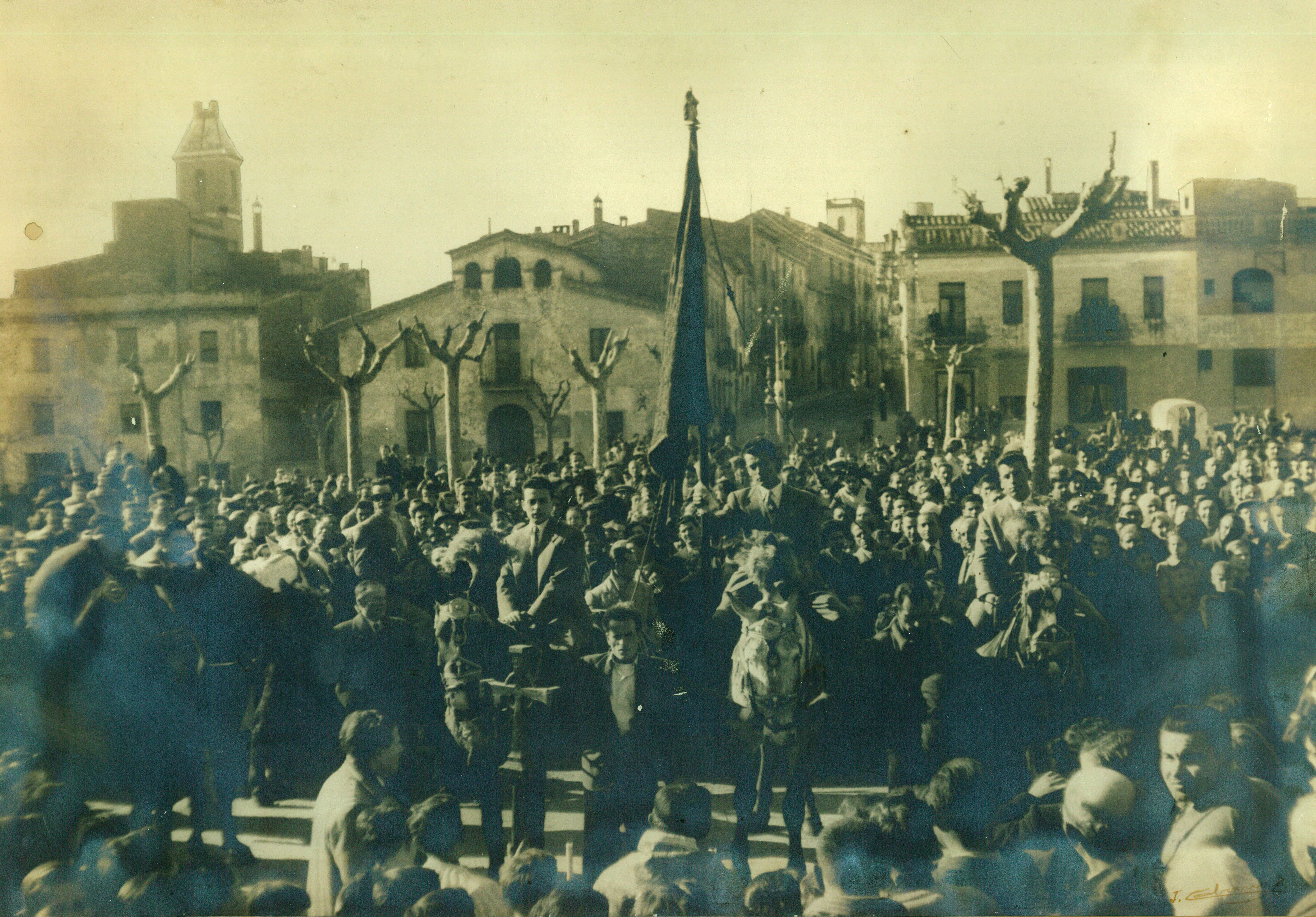 Grau-Garriga amb els seus germans Tomàs i Jaume, fent de banderers per Sant Antoni, l'any 1952 a Sant Cugat