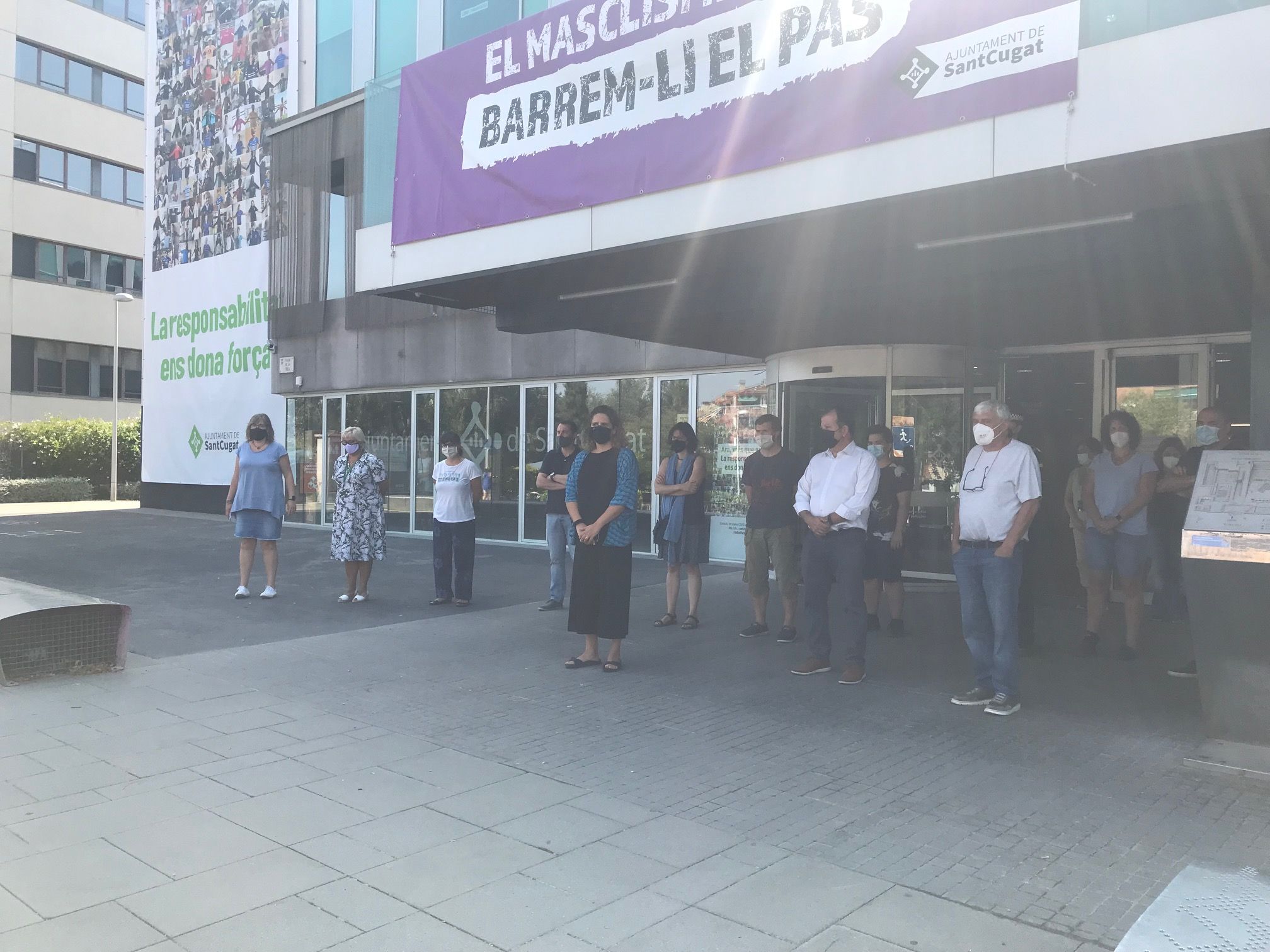 Treballadors de l'Ajuntament de Sant Cugat fan un minut de silenci per rebutjar la violència vicària. FOTO: TOT Sant Cugat