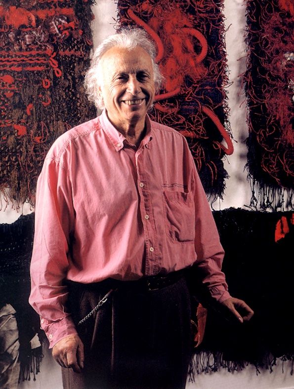 Grau-Garriga amb una de les seves obres tèxtils