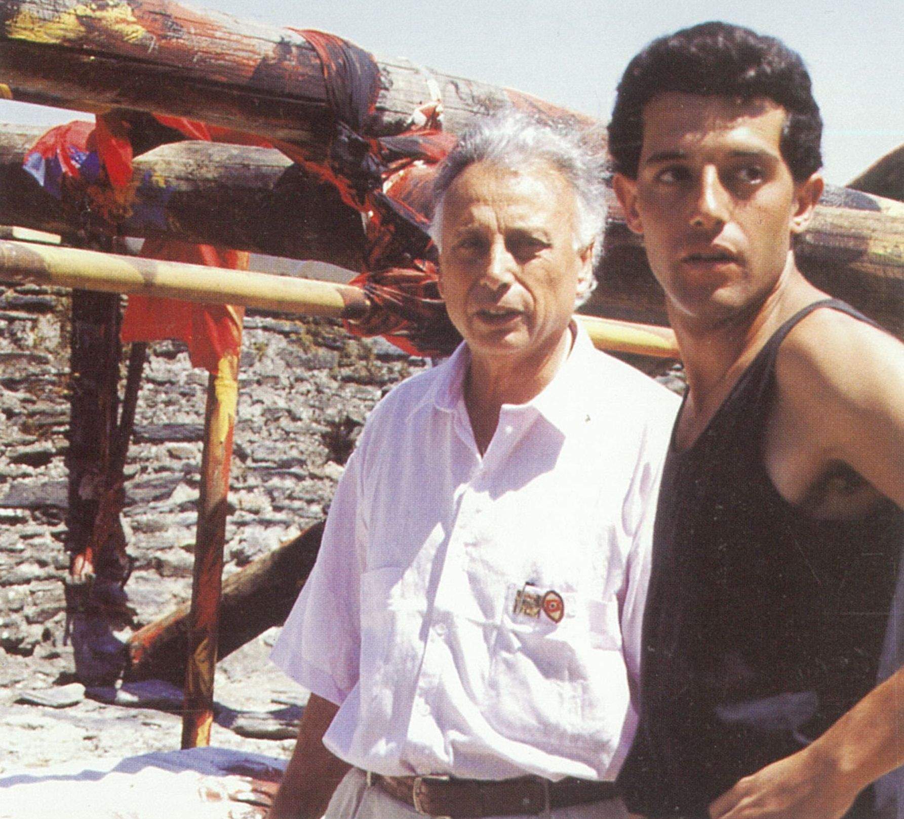 Grau-Garriga amb el seu fill Jordi instal·lant un environament al castell d'Angers, França, any 1989