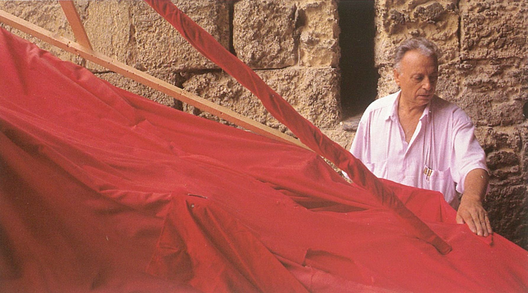 Grau-Garriga instal·lant un environament a la ciutat de Carcassona, l'any 1982