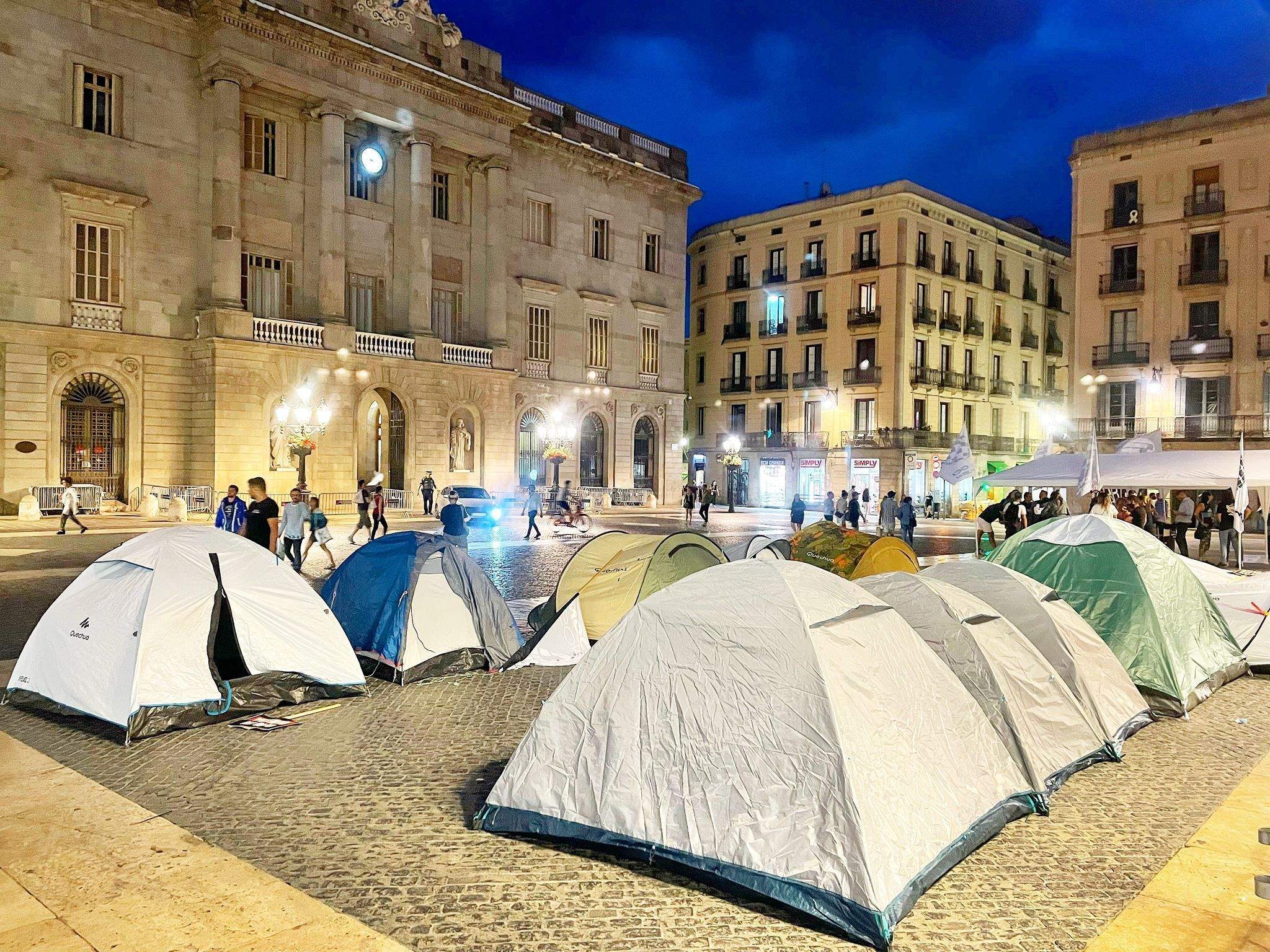 Acampada d'empresaris de l'oci nocturn a Barcelona. FOTO: Cedida
