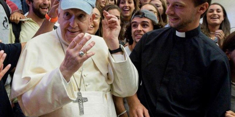 El Papa Francesc i el mossèn santcugatenc Àlex Serra al Vaticà. FOTO: Agència de notícies del Vaticà
