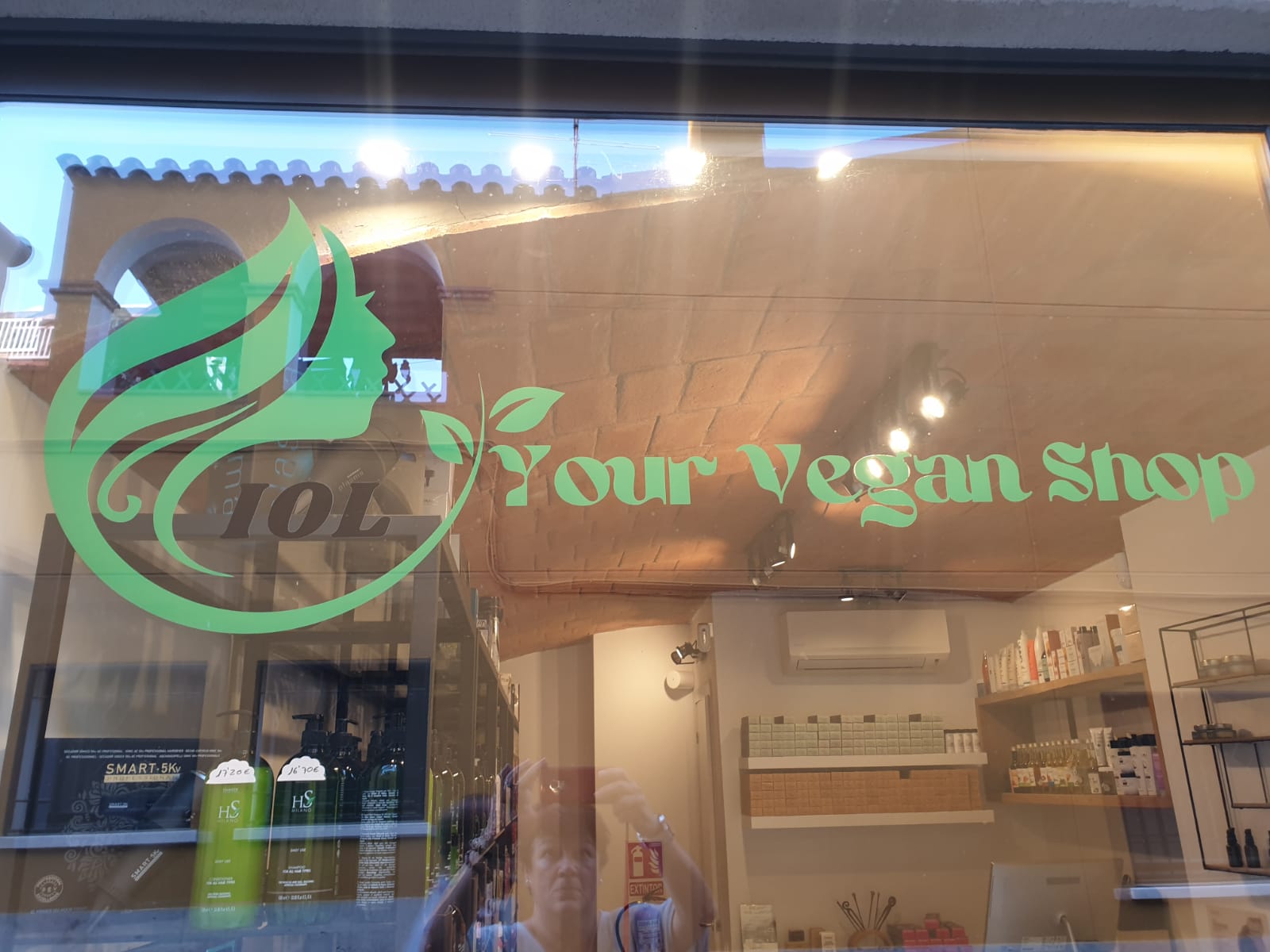 Rètol de la botiga de cosmètica ecològica IOL. FOTO: Cedida