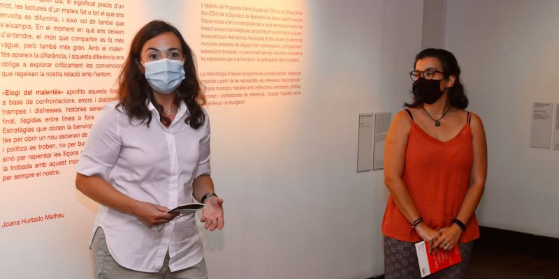 La tinenta d'alcaldia de cultura, Esther Madrona, va assistir a la inauguració de l'exposició. FOTO: Ajuntament de Sant Cugat