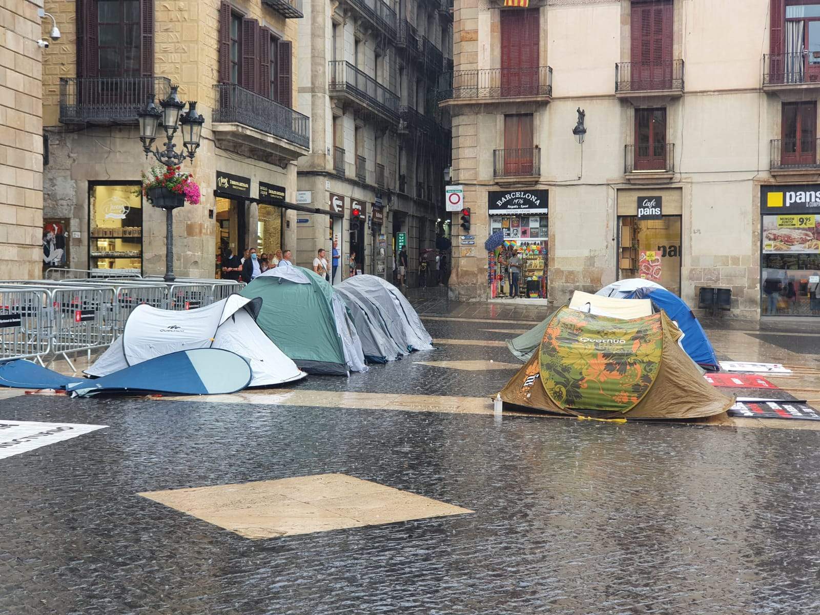 Acampada d'empresaris de l'oci nocturn a Barcelona. FOTO: Cedida