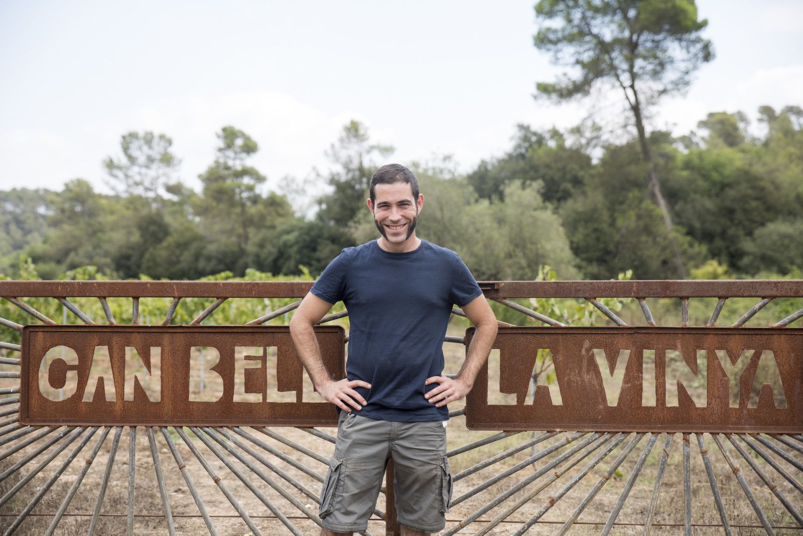 Ferran Bell a la porta de la vinya de Can Bell. Foto: Bernat Millet.