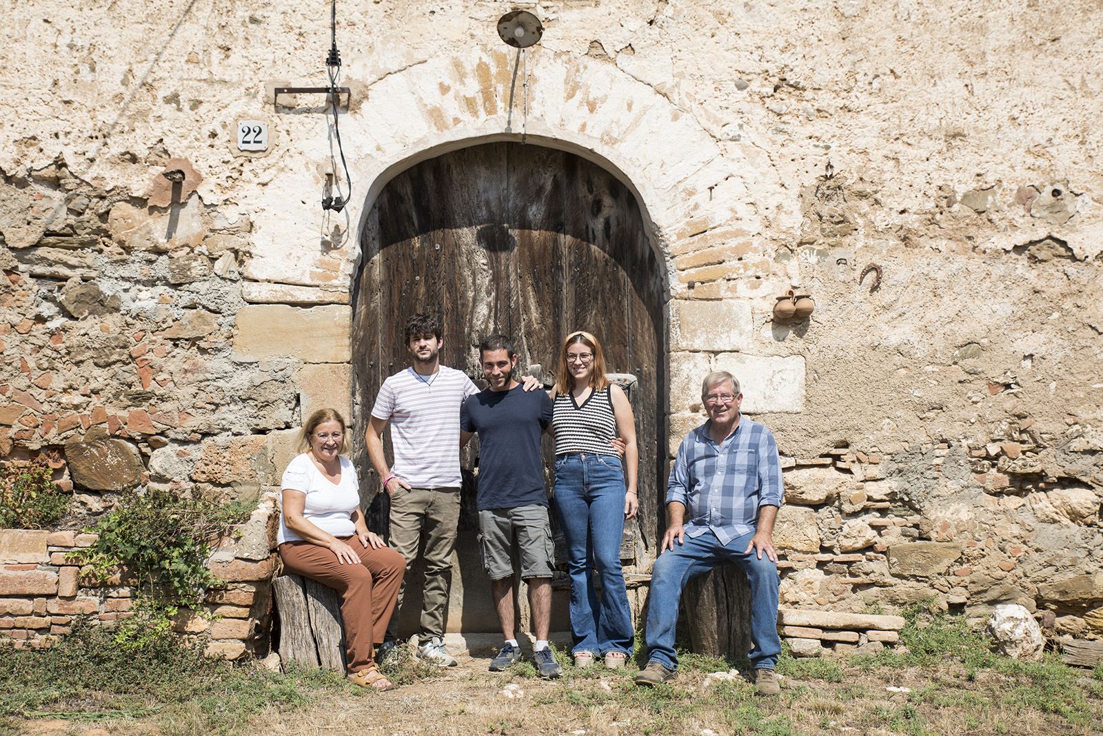 La família Bell a la porta de la masia. Foto: Bernat Millet.