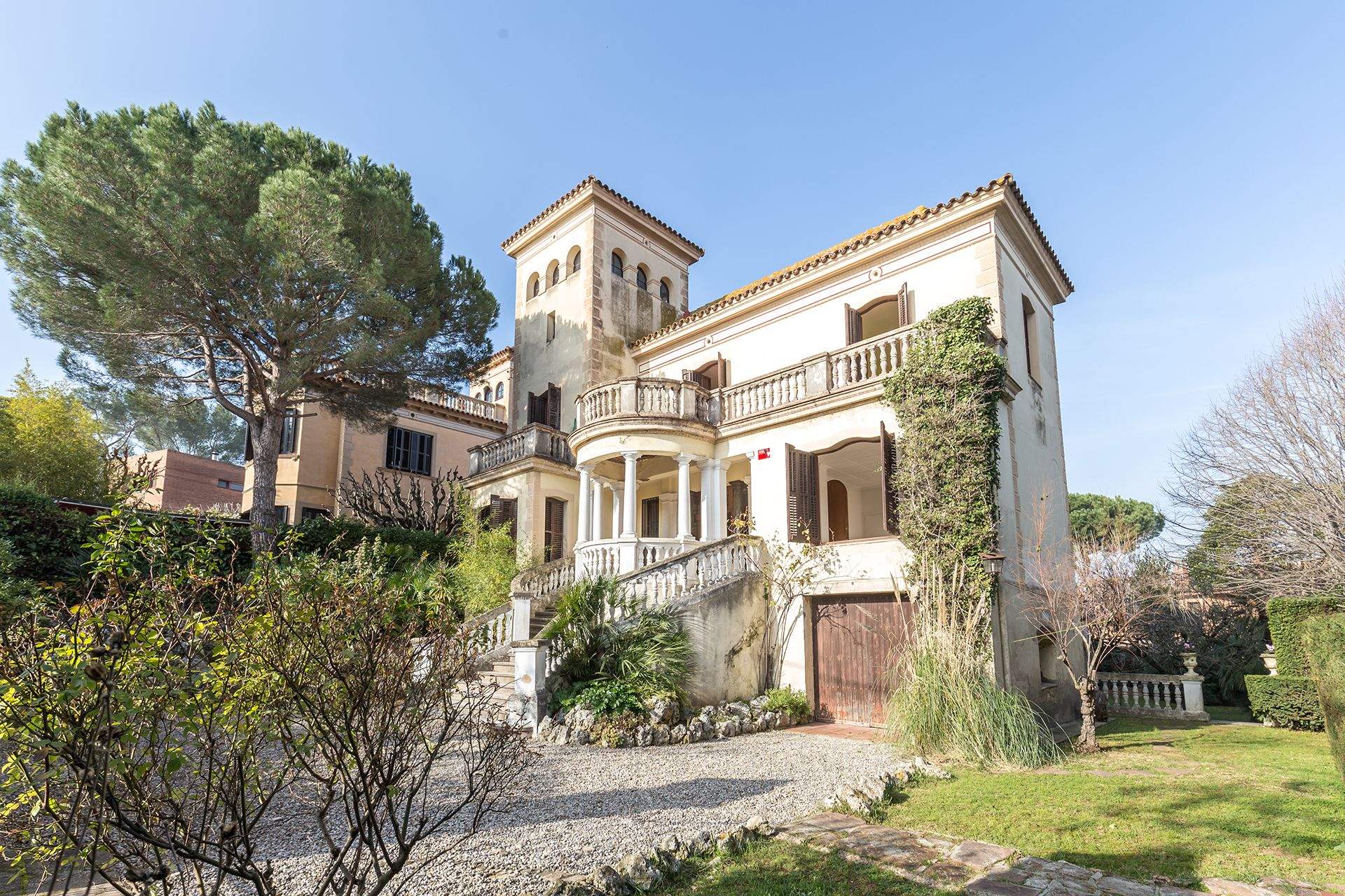 Façana de la casa d'època de Sant Cugat de la immobiliària AMAT. FOTO: Cedida