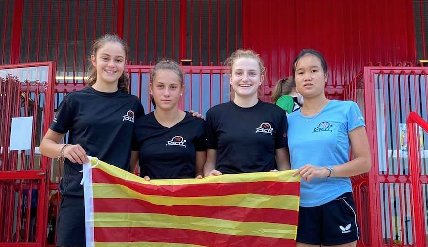 Mariona Munné, a l'esquerra de la imatge, amb l'equip català que ha assolit l'or en el Campionat d'Espanya en Edat Escolar de tennis taula. FOTO: Cedida