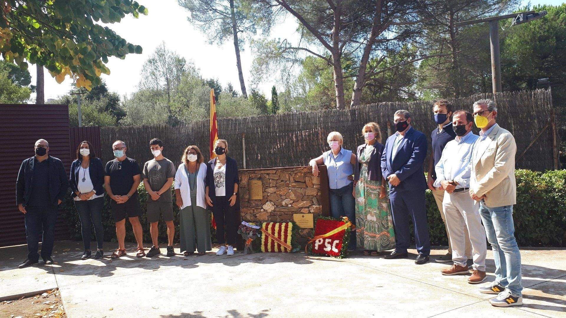 El govern de Valldoreix fa l'ofrena floral a Francesc Busquets. FOTO: Cristina Cabasés