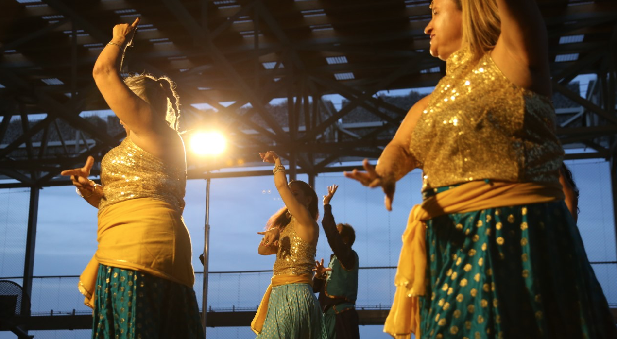 L'exhibició de Bollywood durant la Festa Major de Les Planes. FOTO: Anna Bassa