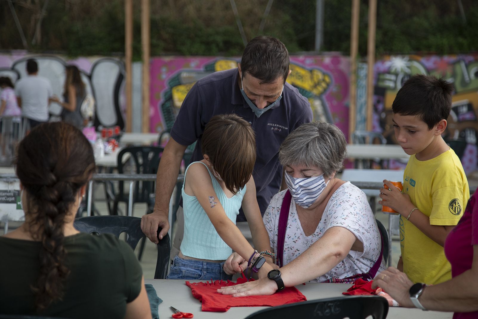 Taller: Transforma una samarreta en unna bossa a la FM Les Planes. FOTO: Anna Bassa
