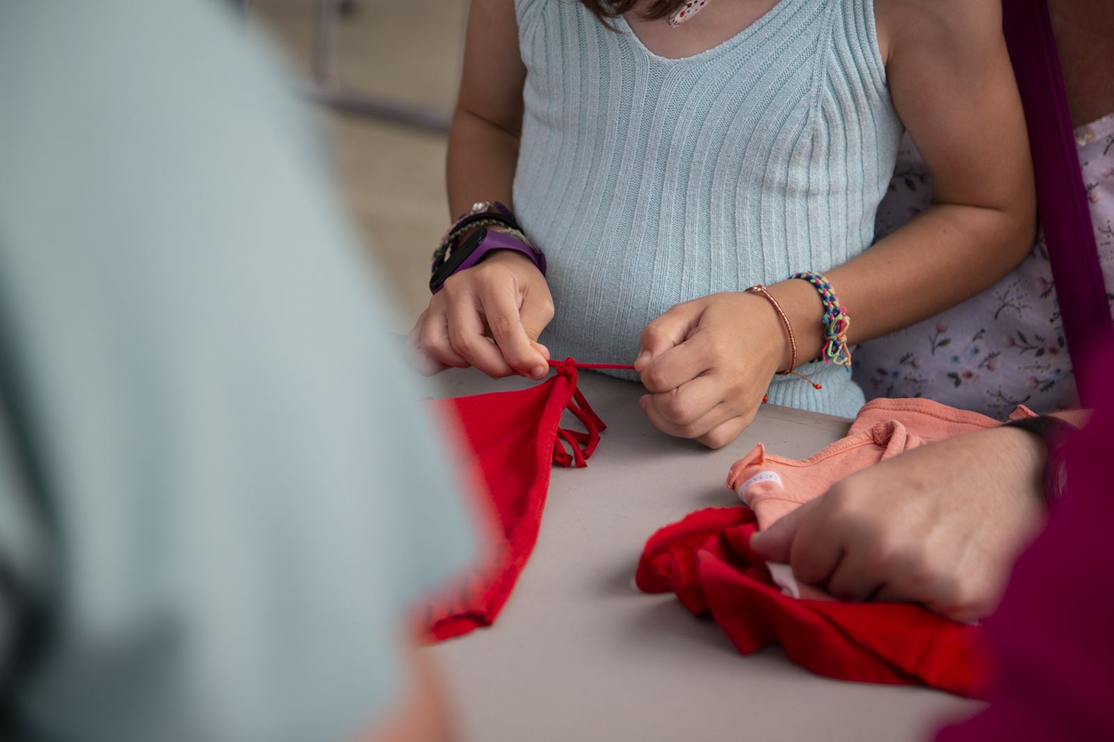 Taller: Transforma una samarreta en unna bossa a la FM Les Planes. FOTO: Anna Bassa