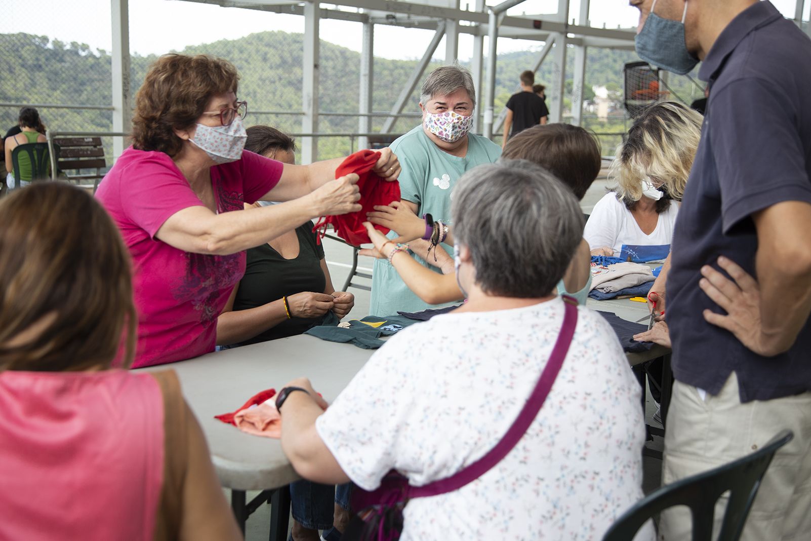 Taller: Transforma una samarreta en unna bossa a la FM Les Planes. FOTO: Anna Bassa