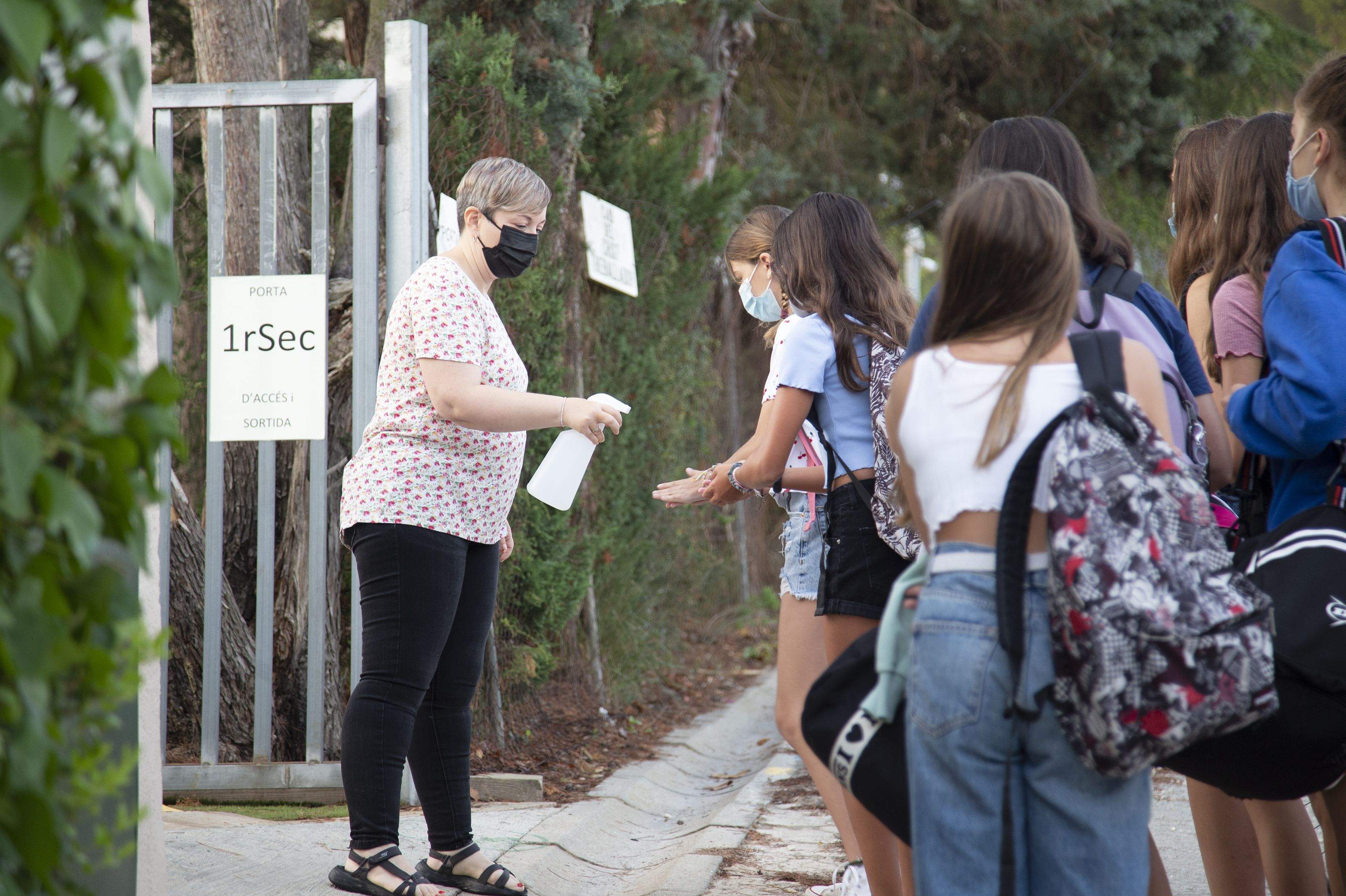Els alumnes de Sant Cugat tornen a l'escola en un curs encara amb mesures anticovid-19. FOTO: Anna Bassa