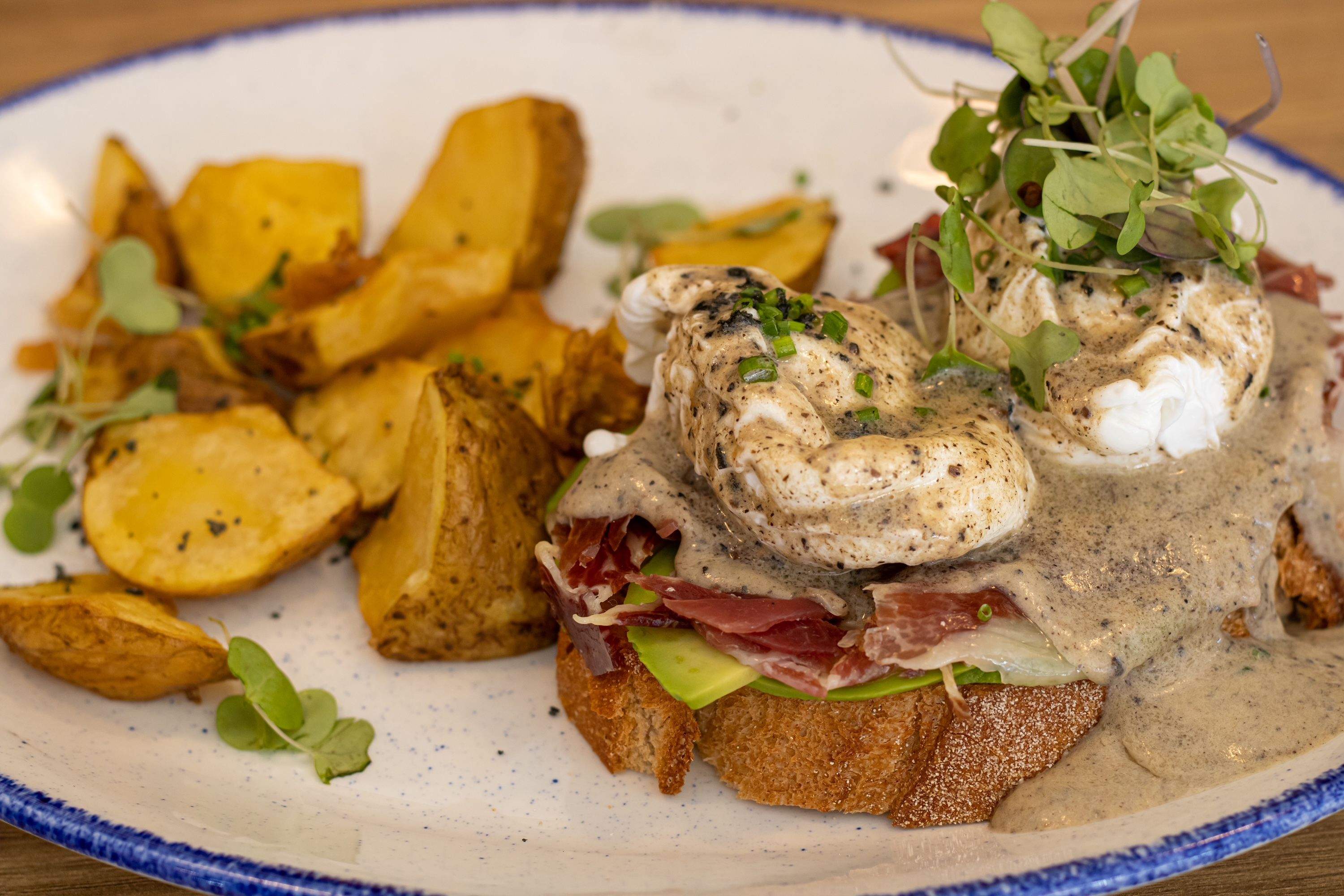 Ous bennedict, especialitat del restaurant Brunch IT Sant Cugat amb productes de proximitat. FOTO: Cedida