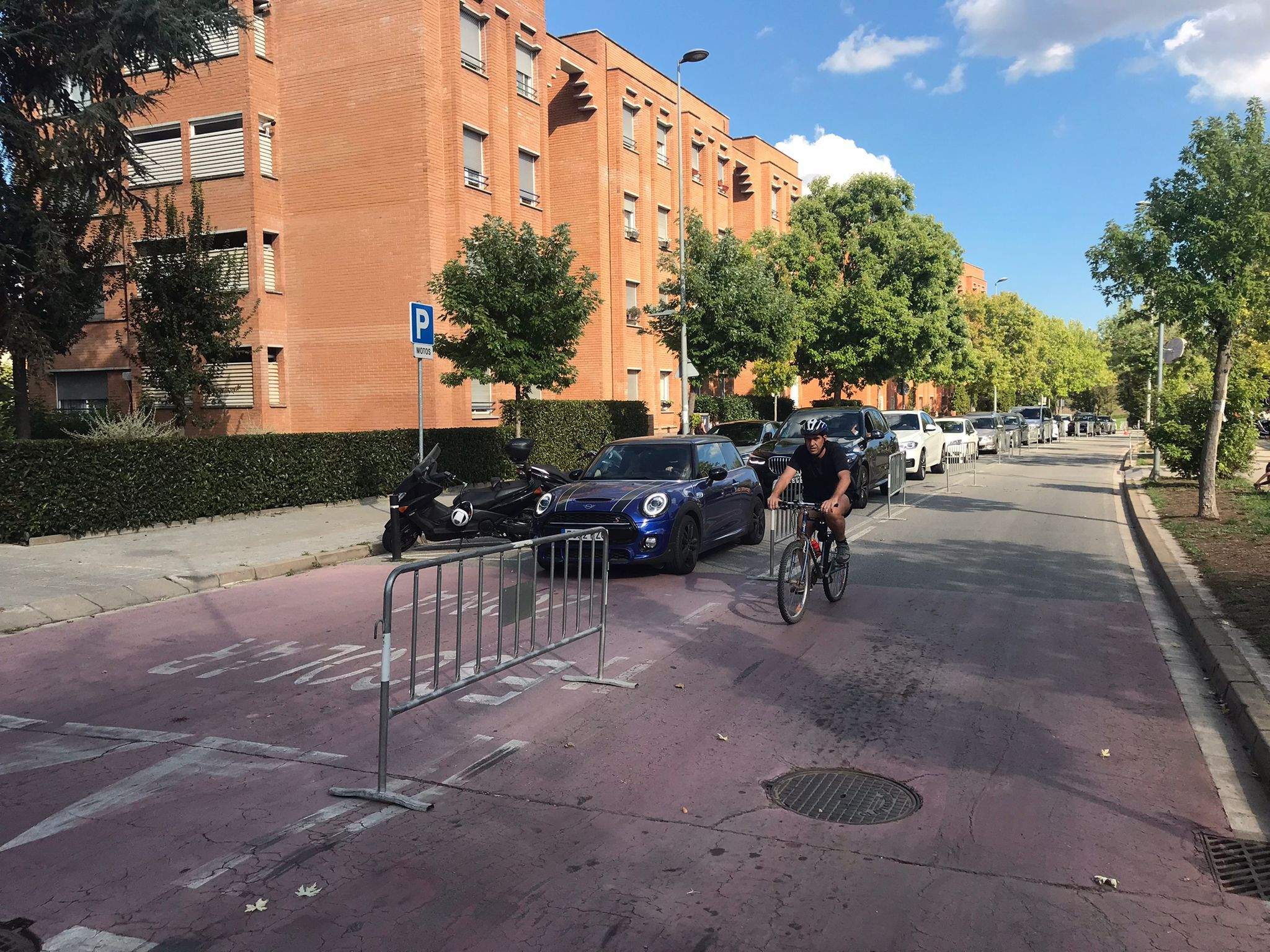 Tall de circulació per a vehicles motoritzats en un dels dos carrils de davant de l'Europa. FOTO: TOT Sant Cugat