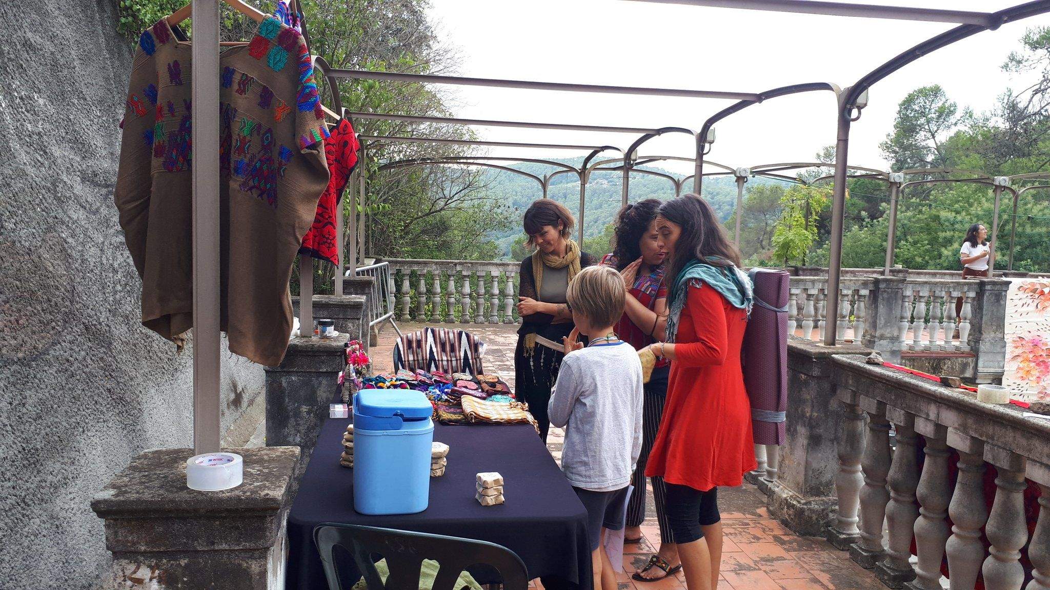 Famílies apropant-se a les parades del Festival de Professionals Locals. FOTO: Cristina Cabasés