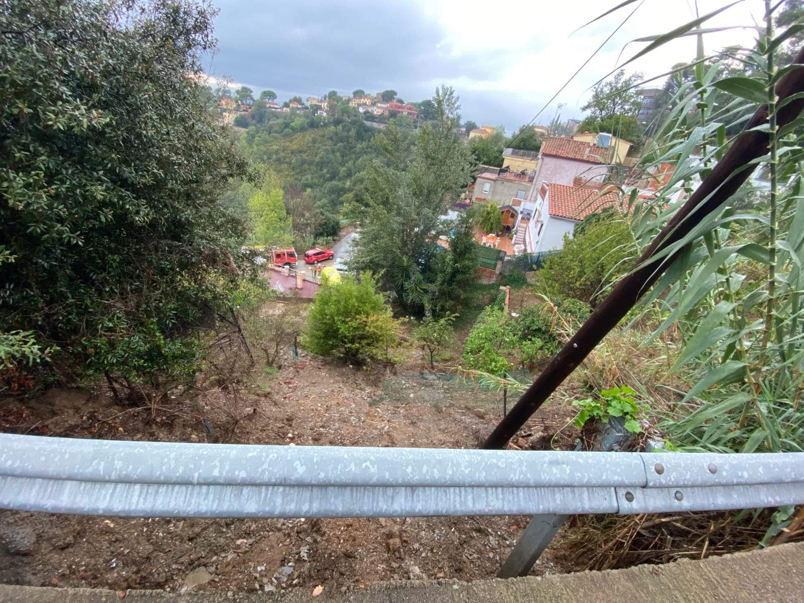 El desprendiment de carretera cau sobre l'Avinguda Can Borrull de La Floresta. FOTO: Ajuntament