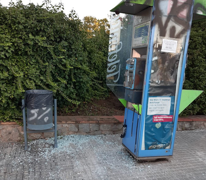 La cabina de Can Cadena ha estat destrossada durant la Festa Major. FOTO: EMD Valldoreix