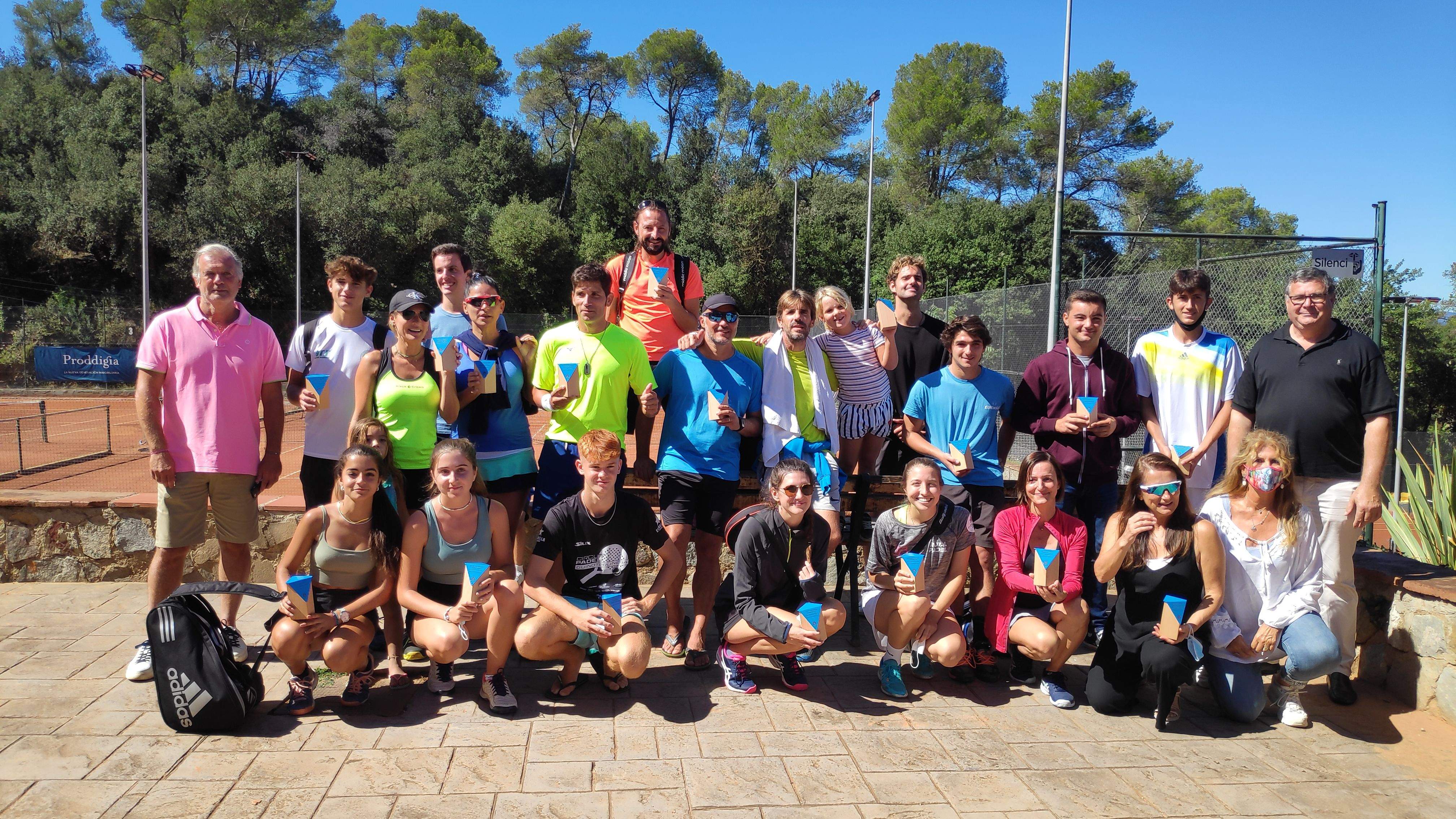 A l'esquerra de la fotografia, el president del CE Valldoreix, Joan Carles Pradell, a la dreta el president de l'EMD, Josep Puig, i la regidora d'Esports, Susanna Herrada, juntament amb els guanyadors de cada categoria. FOTO: Amit Gayà.