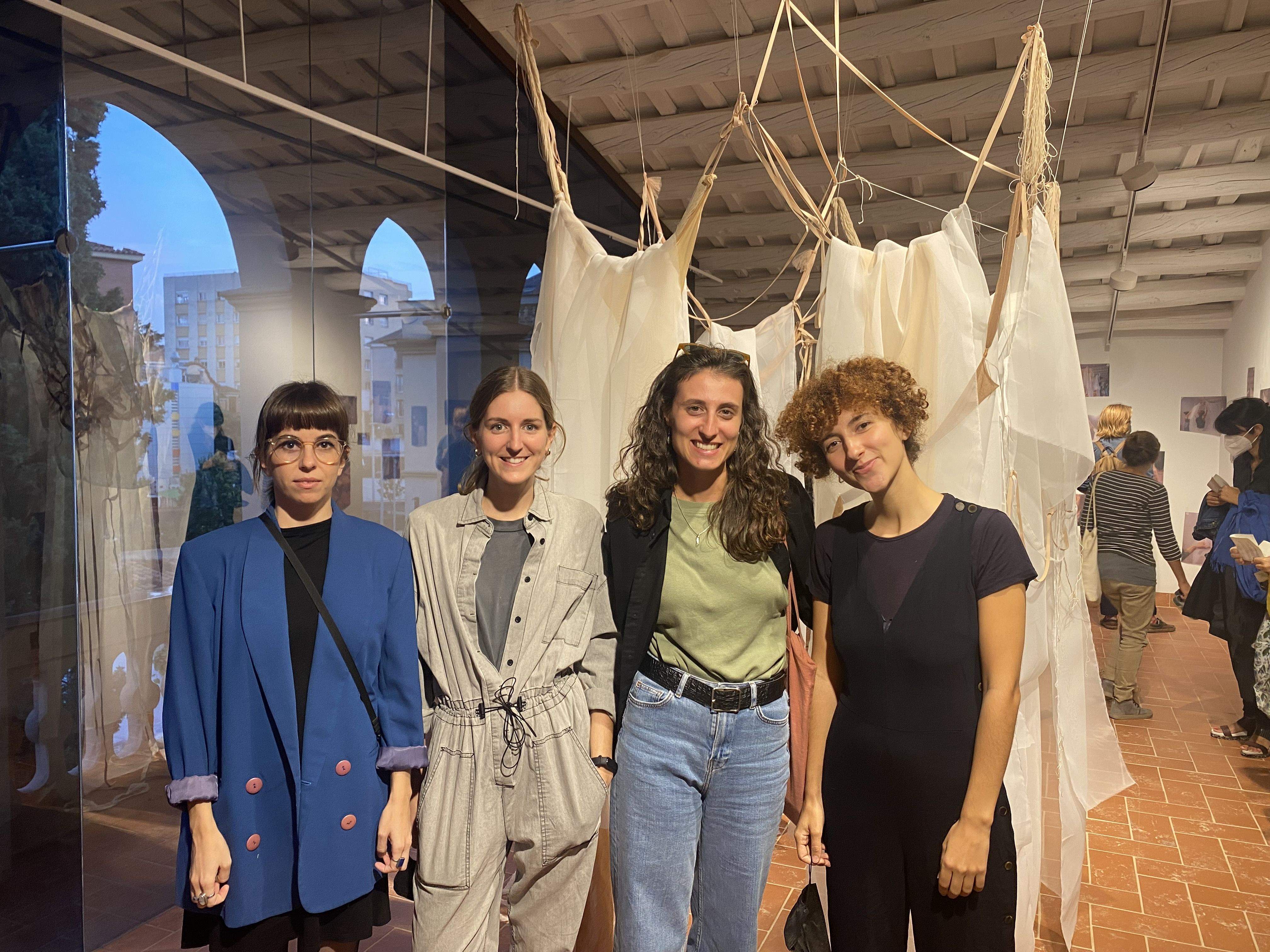 Leia Goiria i Berta Vallvé amb dues artistes que també han participat en el projecte. FOTO: Laia Pérez