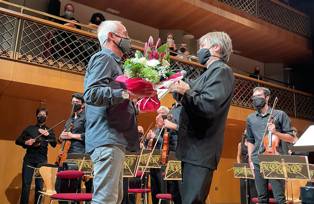 Gerard Claret (esquerra) va rebre l'homenatge durant el concert de la Jove Orquestra Nacional Clàssica d'Andorra FOTO: Crèdit Andorrà