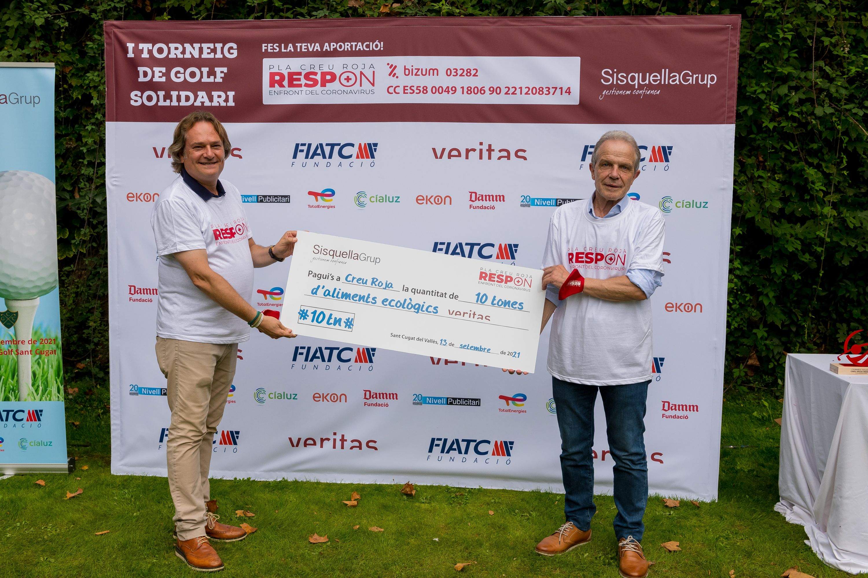  Lluís Sisquella lliura el xec solidari a Josep Quitet, president de Creu Roja Catalunya. FOTO: Cedida