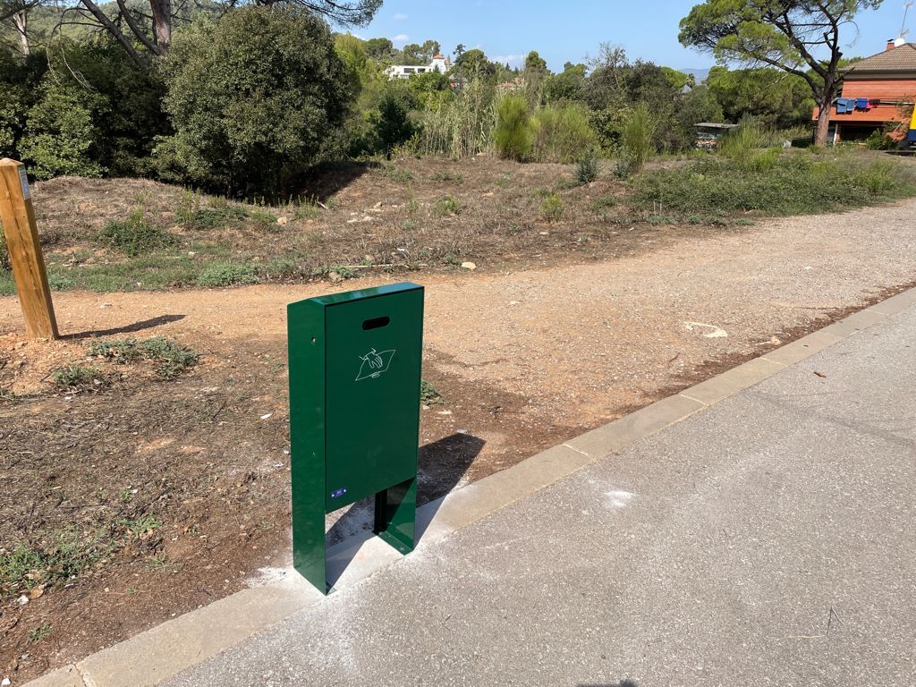 Una de les noves papereres per a excrements de gossos de Valldoreix. FOTO: EMD Valldoreix