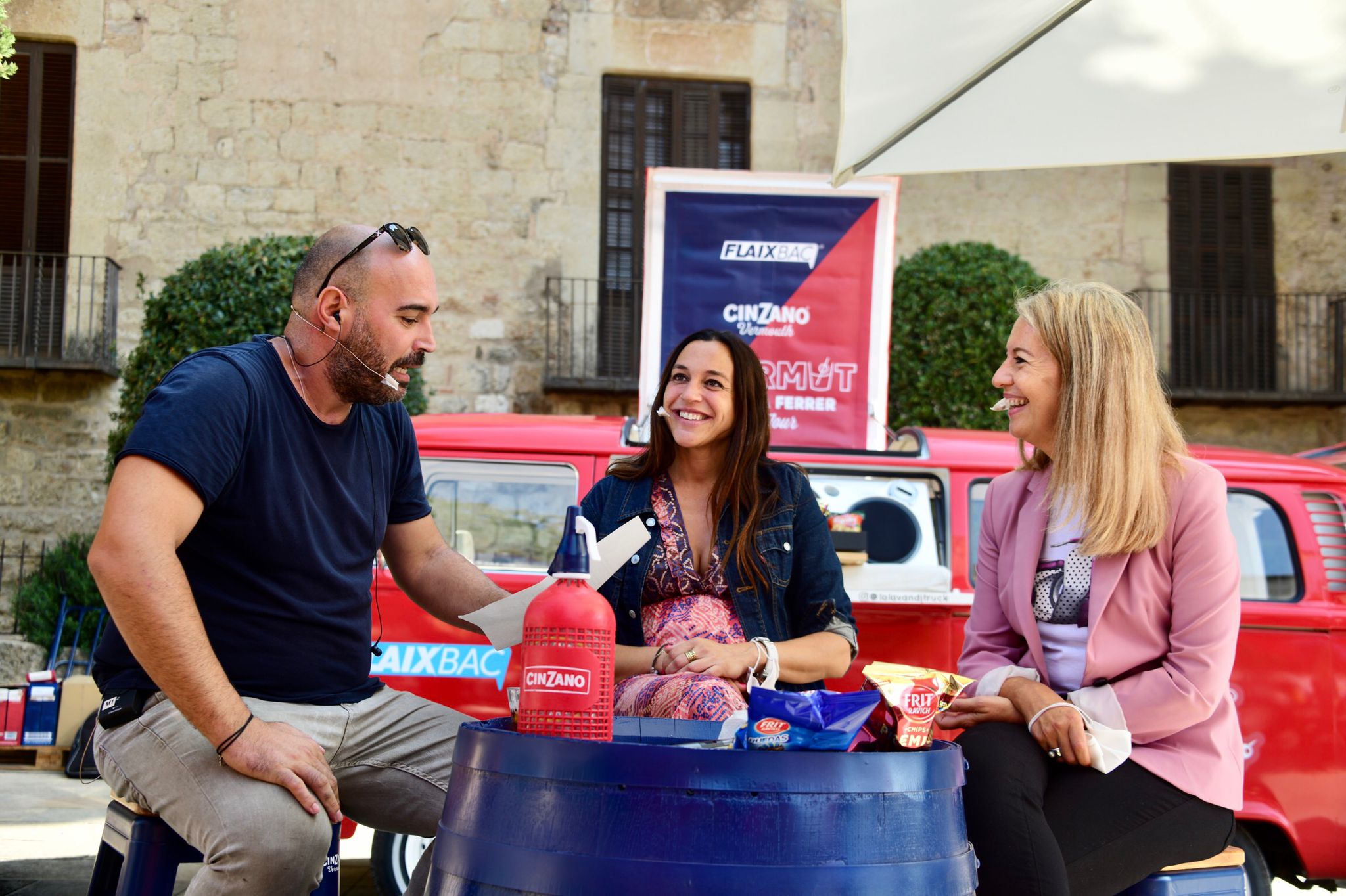 Llucià Ferrer, a l'esquerra de la imatge, amb Elena Vila, centre de la imatge, i Mireia Ingla, a la dreta, durant El vermut de Llucià Ferrer. FOTO: Ajuntament 
