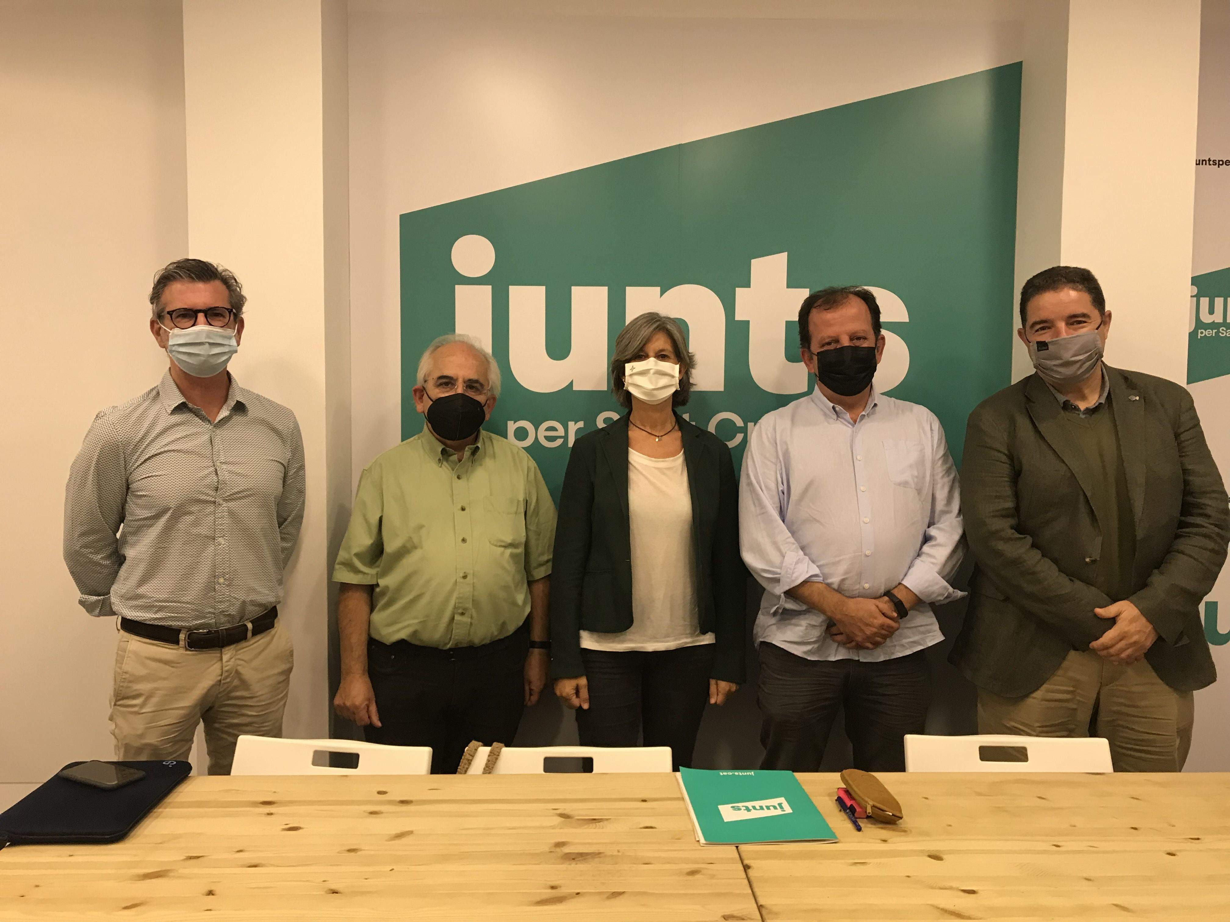 La portaveu de Junts per Sant Cugat, Carmela Fortuny, amb els regidors Josep Maria Vallès, Joan Puigdomènech, Carles Brugarolas i Albert Salarich, d'esquerra a dreta. FOTO: TOT