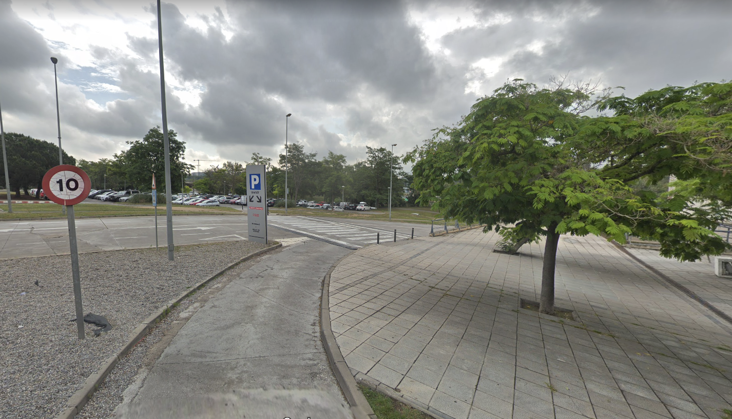 Els lladres van sortir del pàrquing del Centre Comercial FOTO: Google maps