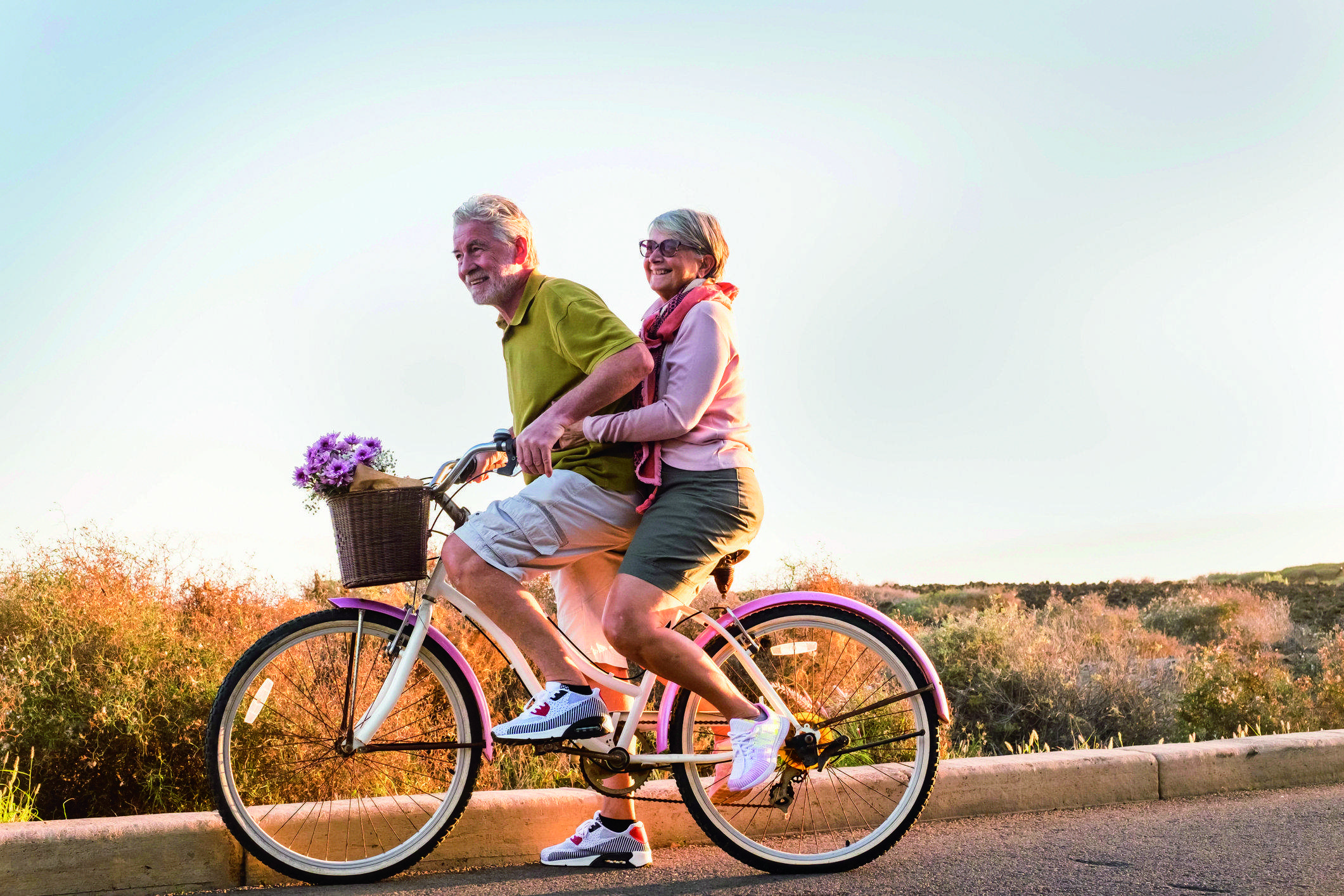 Gent gran gaudint en bicicleta. FOTO: istock.com