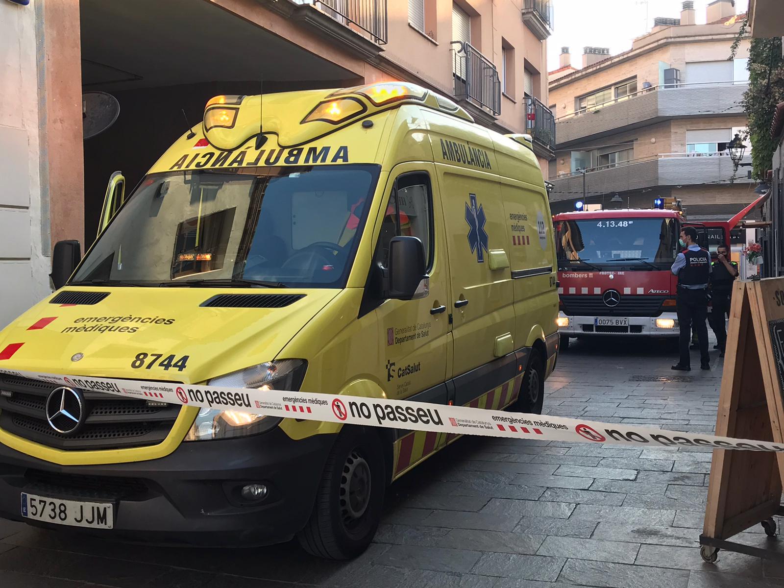 Serveis mèdics i Bombers al carrer Sant Antoni, on s'ha alertat de foc. FOTO: Nielo Ballart