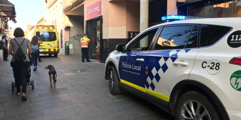 Serveis mèdics i Bombers al carrer Sant Antoni, on s'ha alertat de foc. FOTO: Nielo Ballart