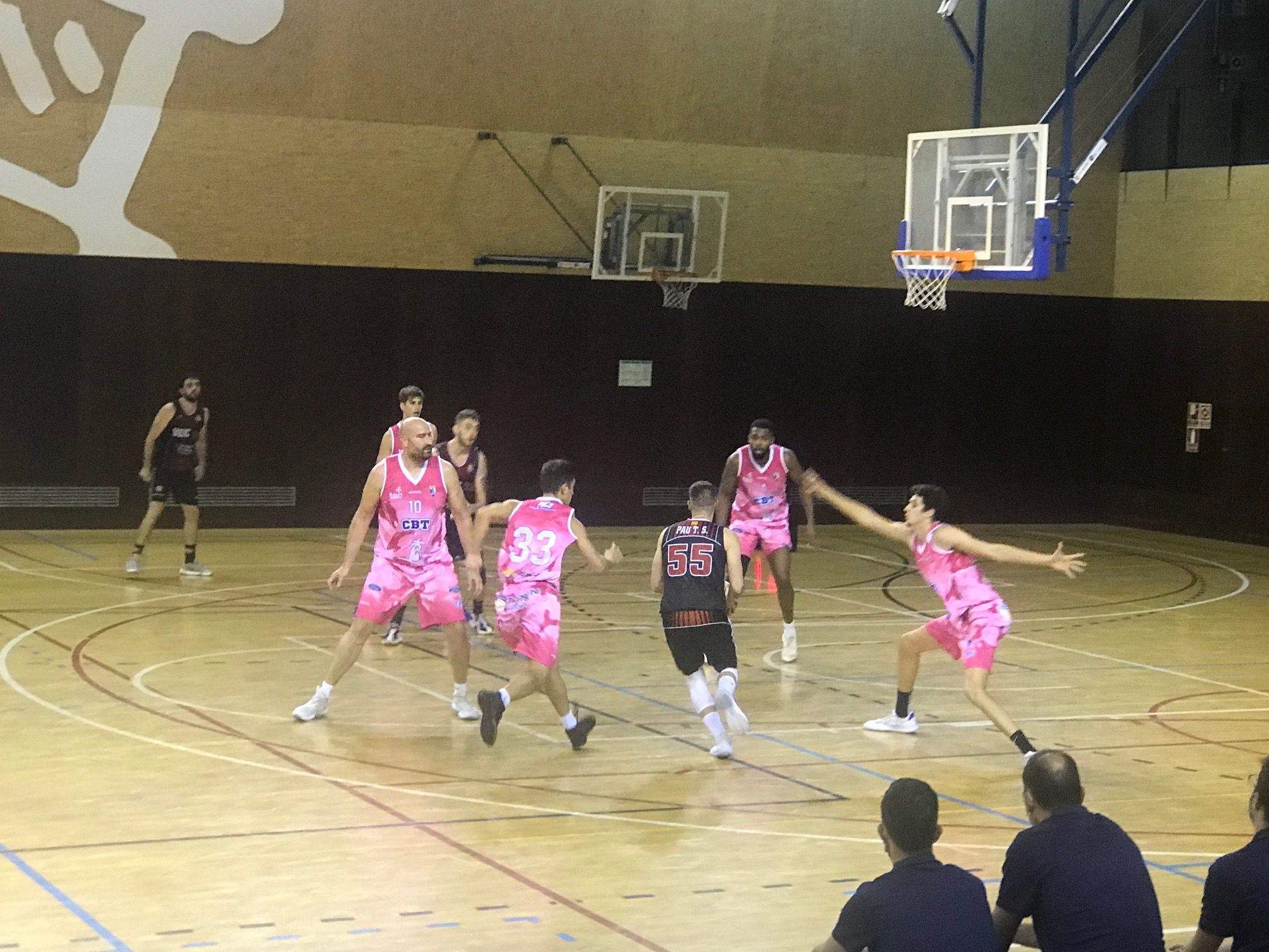 La UESC, tot i guanyar a l'anada, perd el bàsquet average amb el CB Es Castell. FOTO: Ale Gómez.