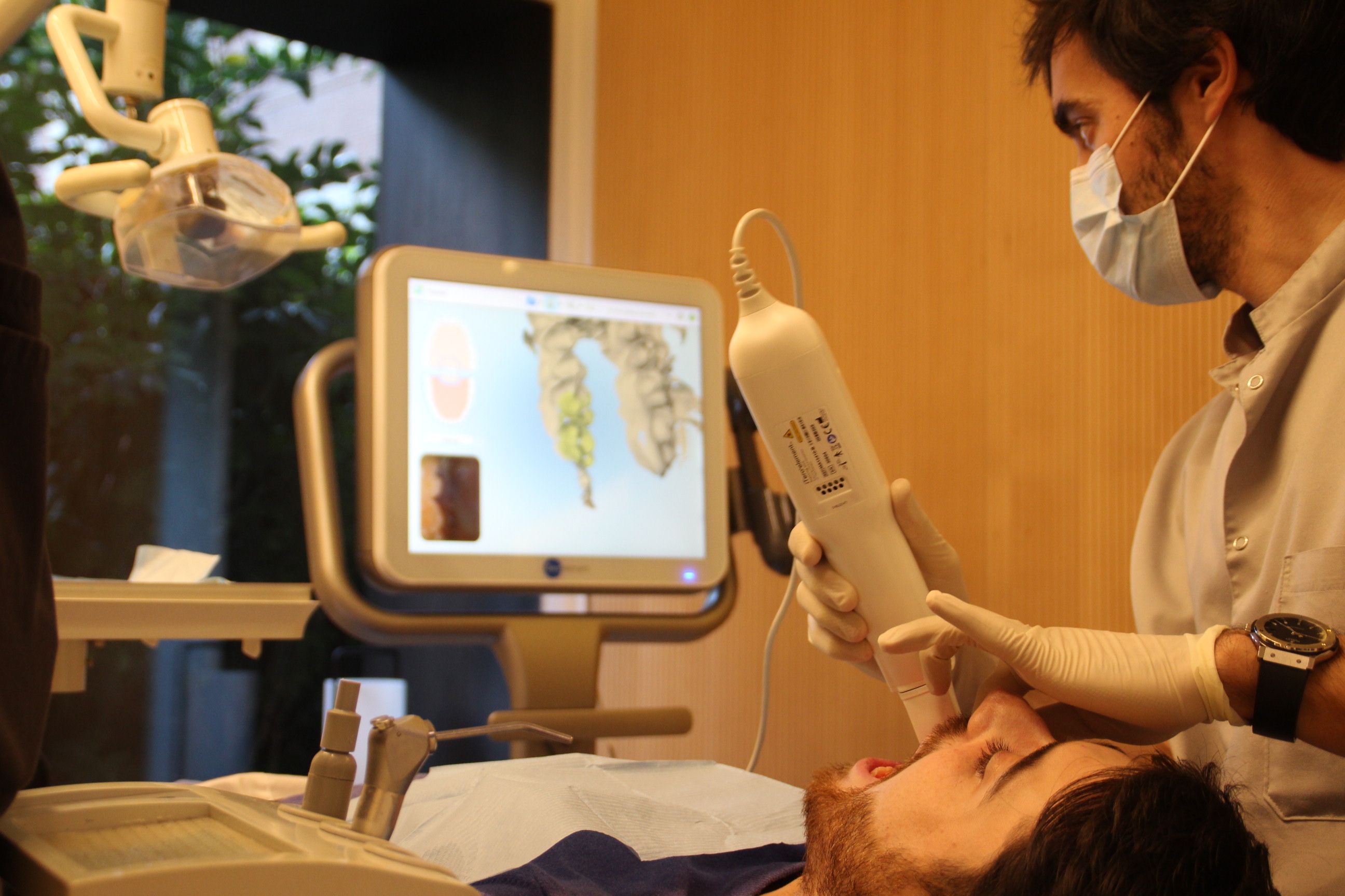 El dr. Quevedo amb l'escàner Itero 3d d'Ortodoncia Sant Cugat. FOTO: Cedida