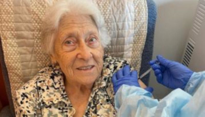 Montserrat Tonisastre, primera vacunada amb la tercera dosi a les residències Amavir. FOTO: Amavir