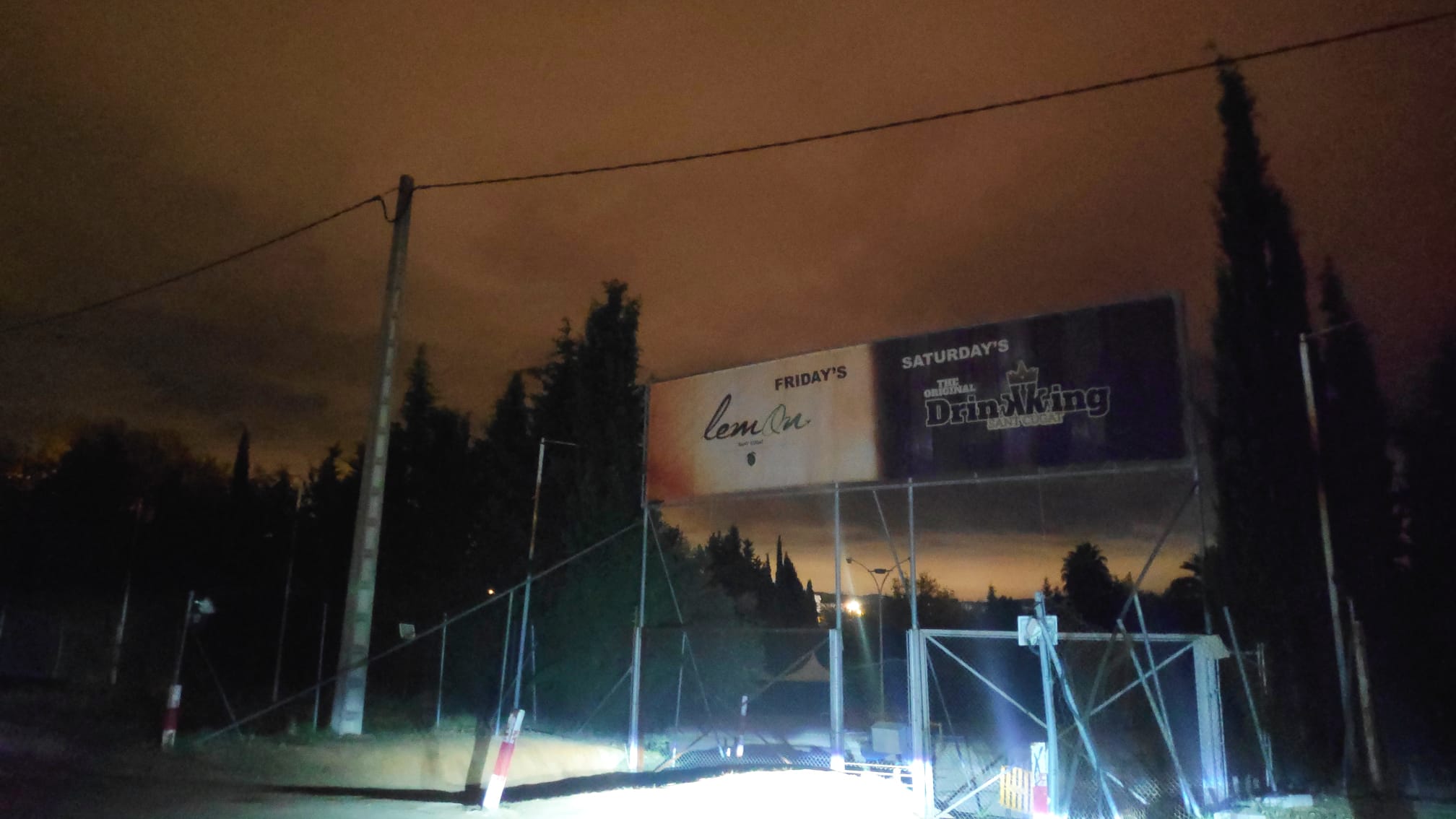 6 ferits lleus en l'exterior d'un local d'oci nocturn a Sant Cugat. FOTO: Amit Gayà